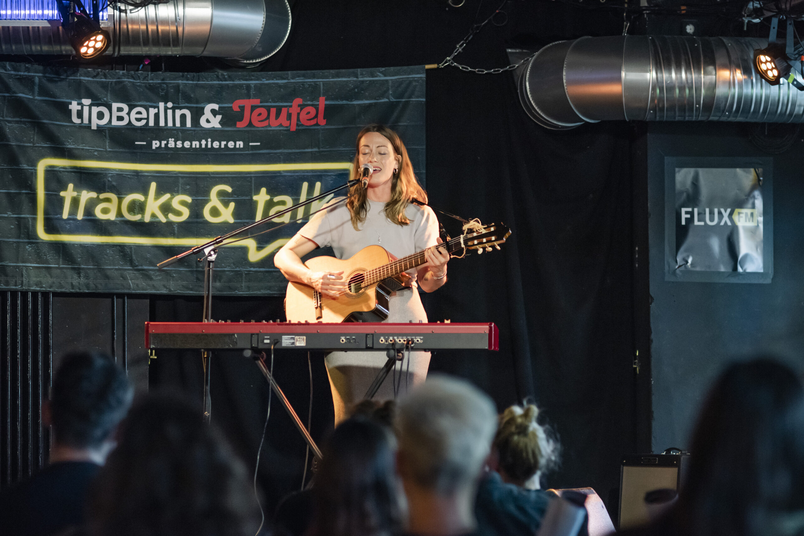 Die Berliner Musikerin Charlotte Brandi bei tracks & talk im FluxBau. Foto: MAK/tipBerlin