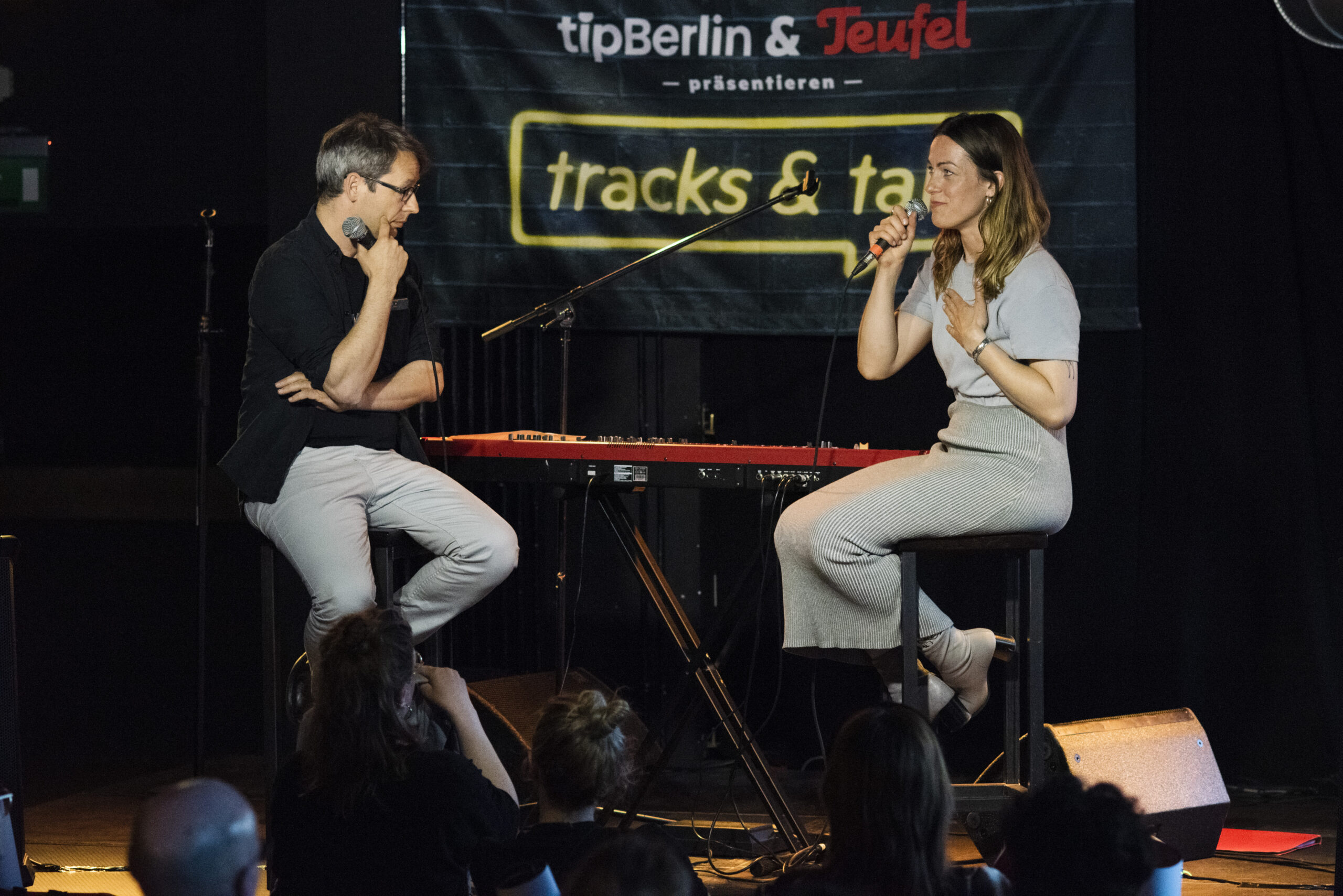tipBerlin-Musikredakteur Jacek Slaski und Charlotte Brandi sprechen bei tracks & talk im FluxBau. Foto: MAK/tipBerlin