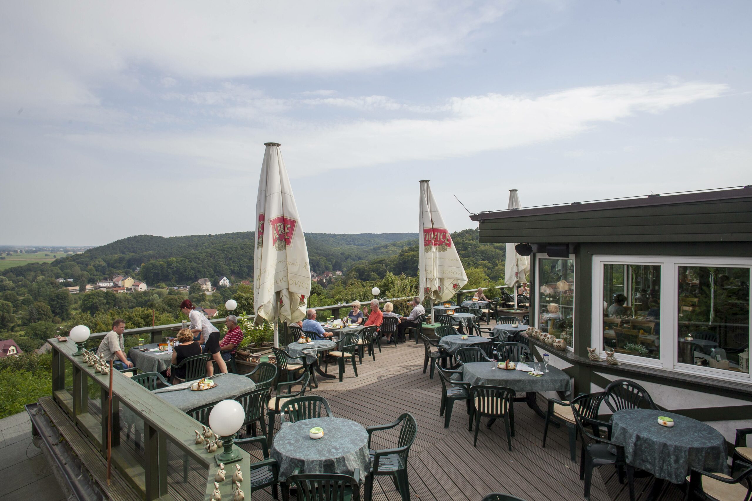 Mit der Aussicht bis nach Polen gehört das Panoramarestaurant Carlsburg zu den schönsten Ausflugsrestaurants in Märkisch-Oderland.