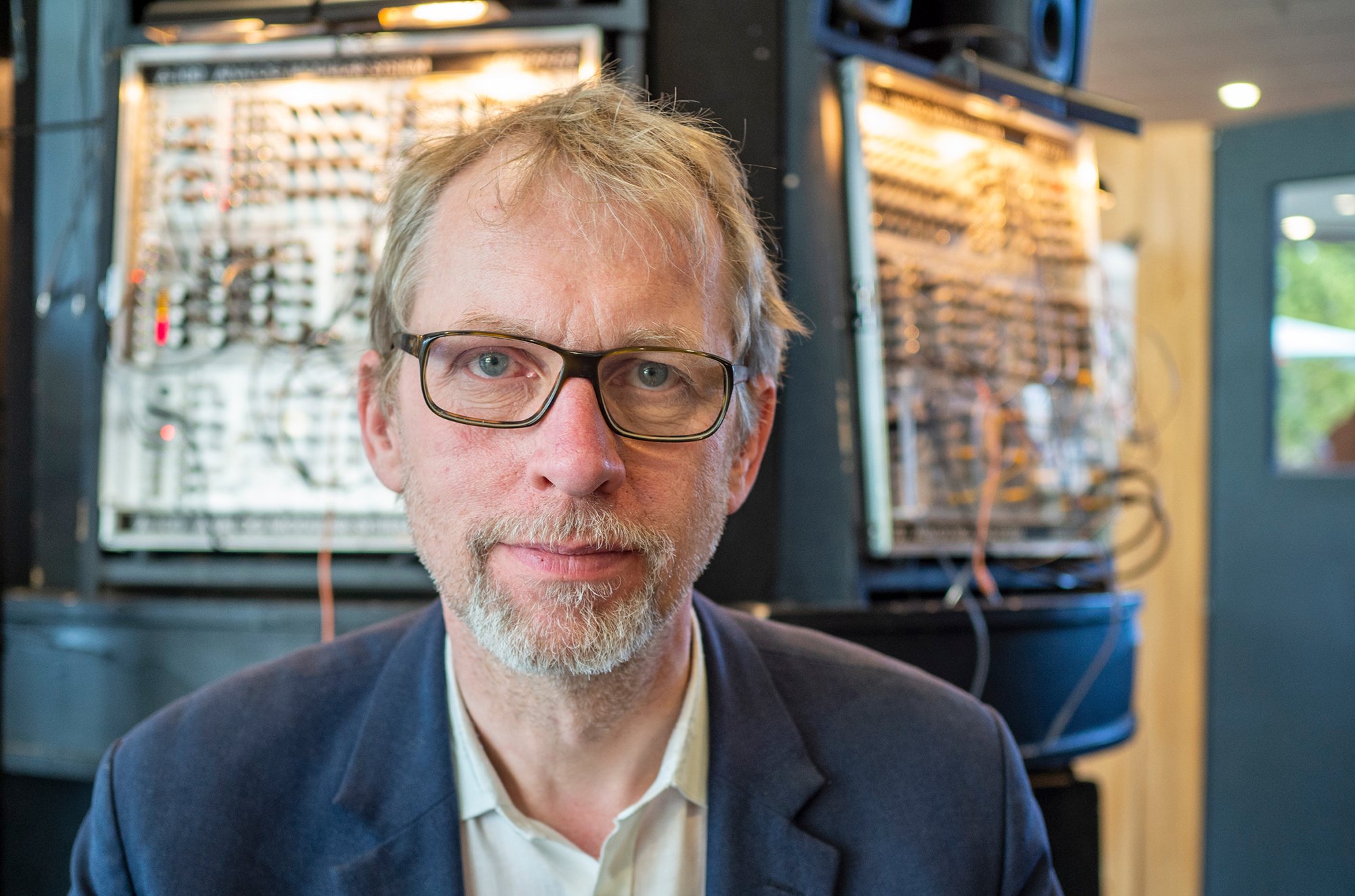 Lässt die Synthie-Musik in Rixdorf spielen: Andreas Schneider, Chef von SchneidersLaden. Foto: Angela Kröll