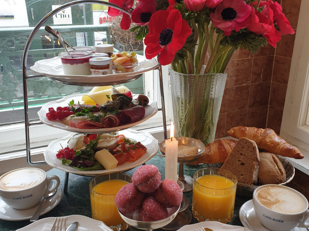 Die opulent gefüllten Frühstück-Etageren und die gemütliche Atmosphäre machen das Café Baier zu einer der schönsten Adressen zum Frühstücken in Steglitz-Zehlendorf.