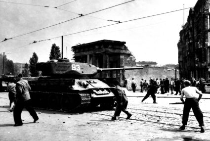 17. Juni 1953 in Ost-Berlin: Sowjetische Panzer retten Ulbricht die Macht. Foto: Imago/Photo12/Archives Snark DFS09A06212
