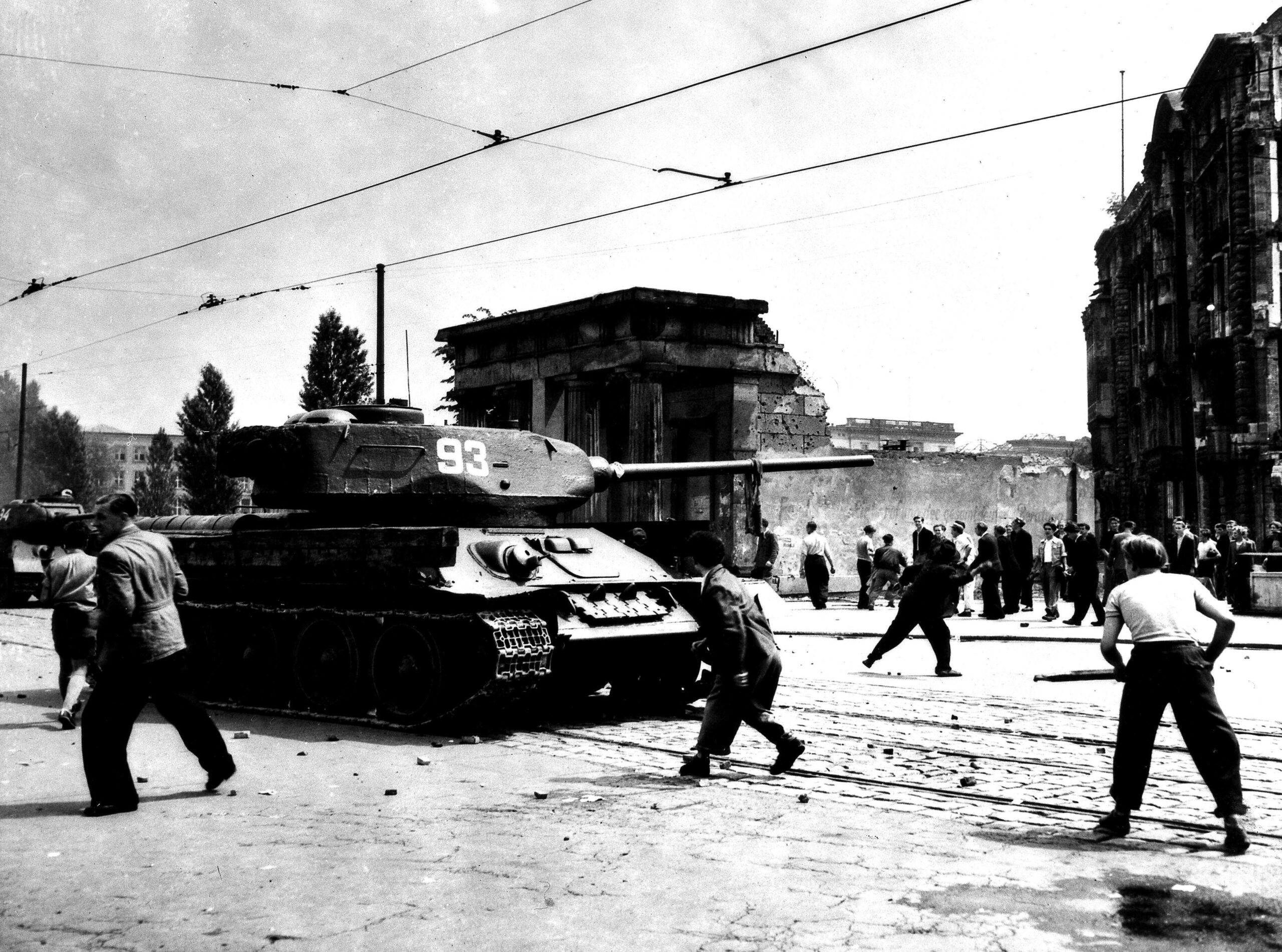 17. Juni 1953 in Ost-Berlin: Sowjetische Panzer retten Ulbricht die Macht. Foto: Imago/Photo12/Archives Snark DFS09A06212
