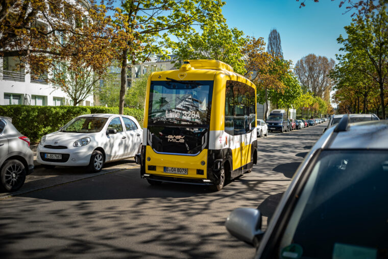 Zukunftsbus ohne Fahrer: Tests der BVG mit dem selbstfahrenden Elektrobus EasyMile 2022 in Alt-Tegel. Foto: Imago/Jürgen Ritter