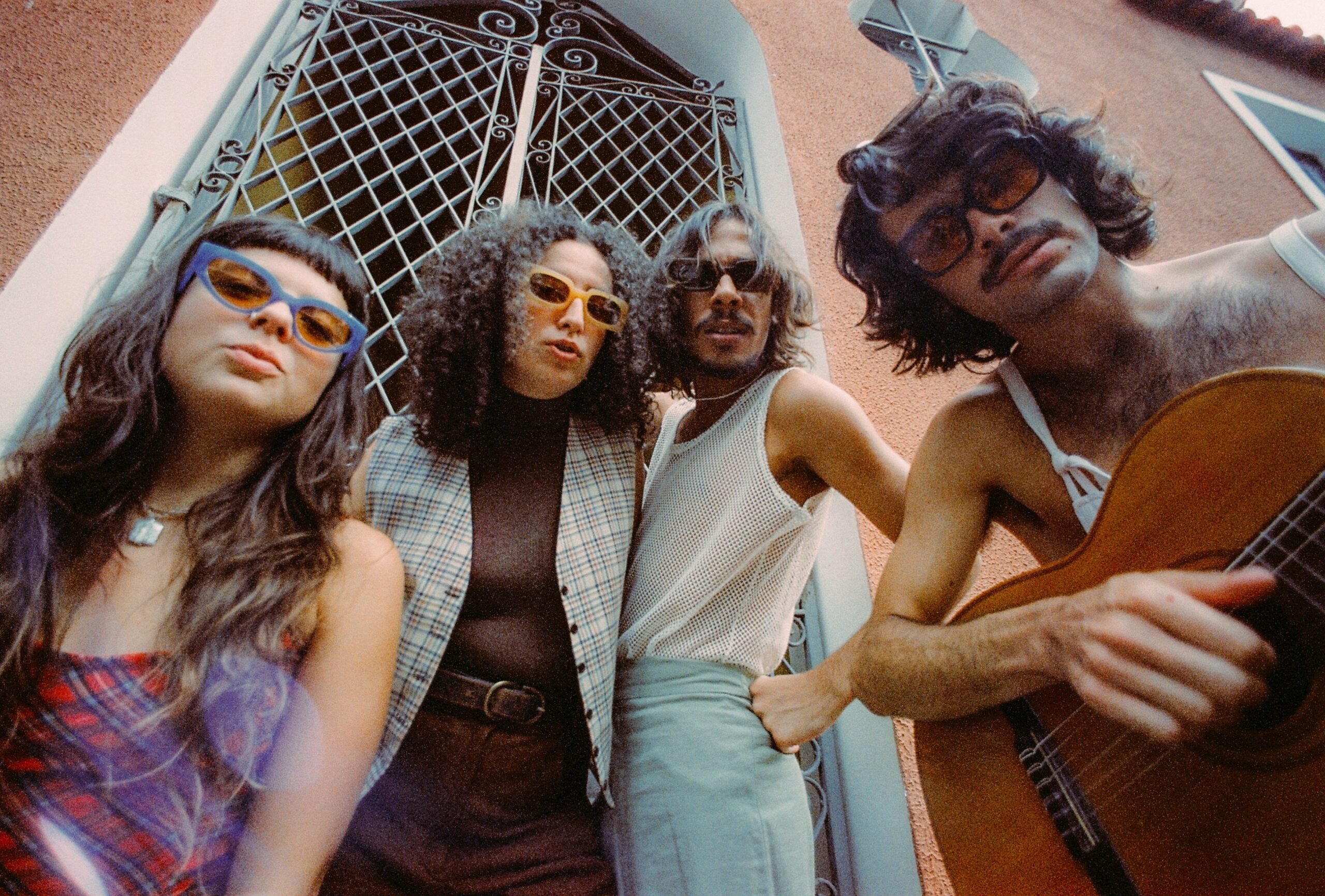 Die Pandemie verbrachten Bala Desejo gemeinsam in ihren Wohnungen an der Copacabana in Rio de Janeiro, wo sie der brasilianischen Avantgarde der 1970er-Jahre nachspürten. Foto: Leco Moura