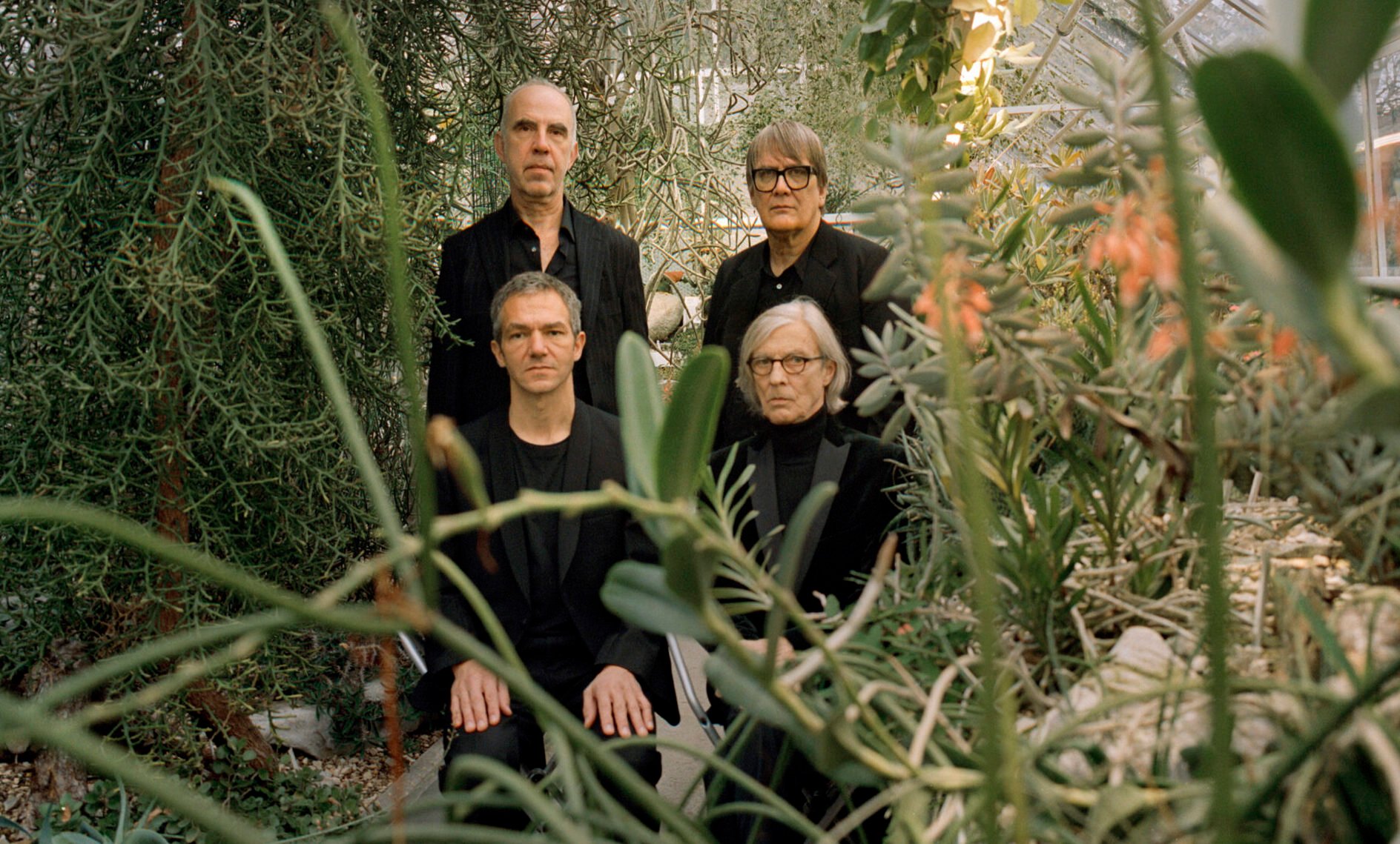 Element of Crime – Sänger und Trompeter Sven Regener (hinten rechts) und Schlag-zeuger Richard Pappik (vorne rechts) sowie Gitarrist Jacob Ilja (oben links) und Bassist Markus Runzheimer. Foto: Charlotte Goltermann