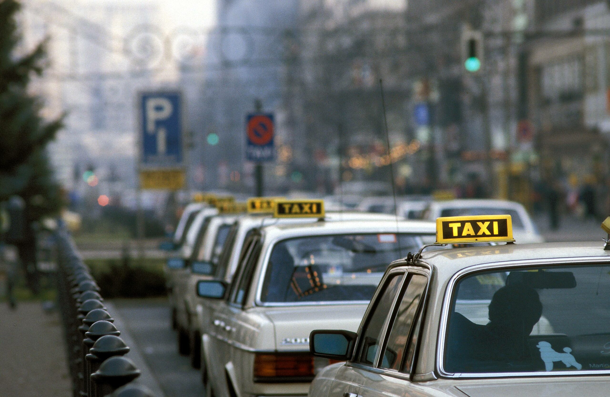 Berlin Taxi Geschichte: Taxis am Kurfürstendamm in Berlin, 1987. Foto: Imago/ Stana
