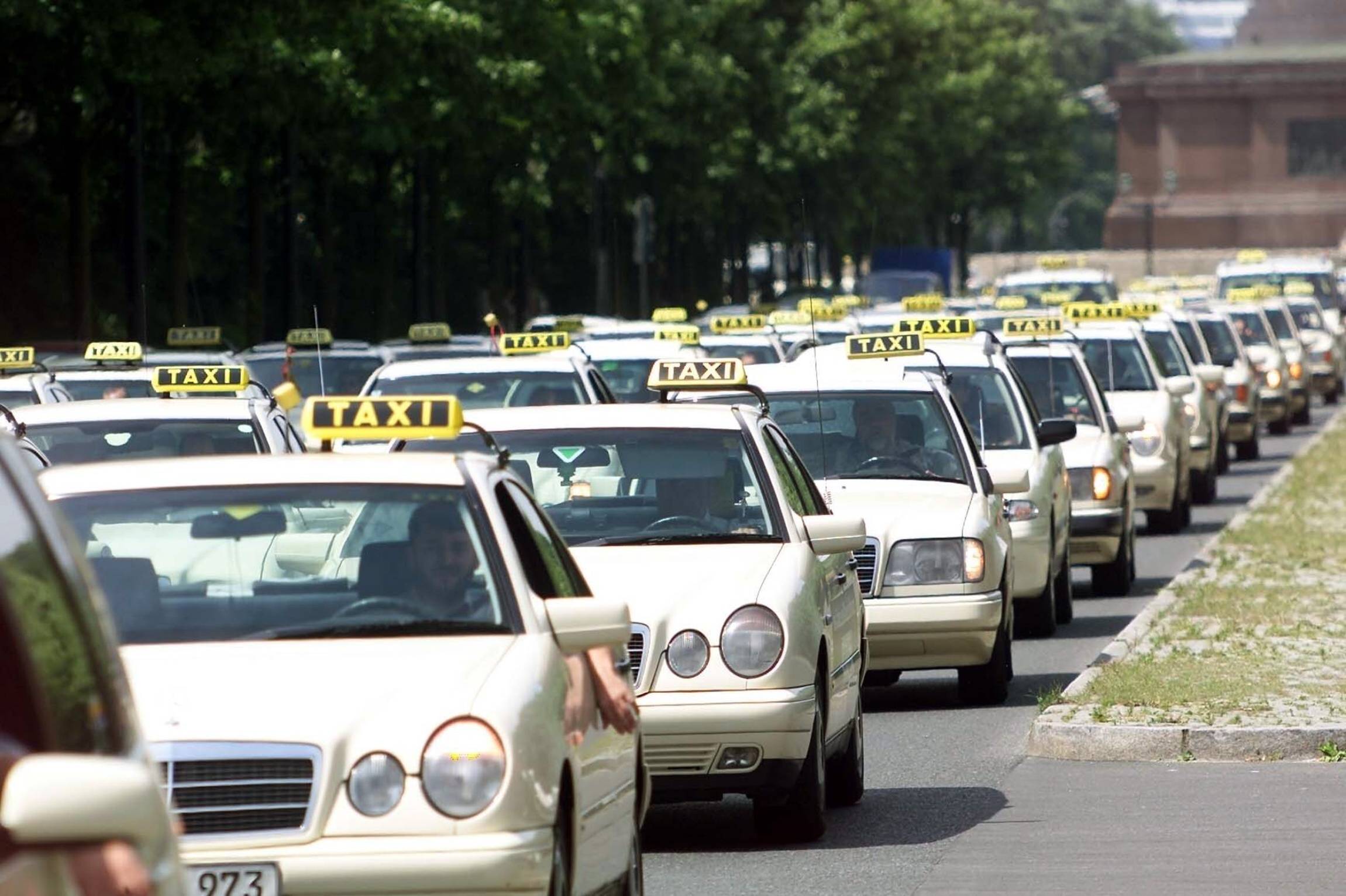 Taxi-Sternfahrt zum mit anschliessender Kundgebung, 2002. Foto: Imago/Olaf Wagner