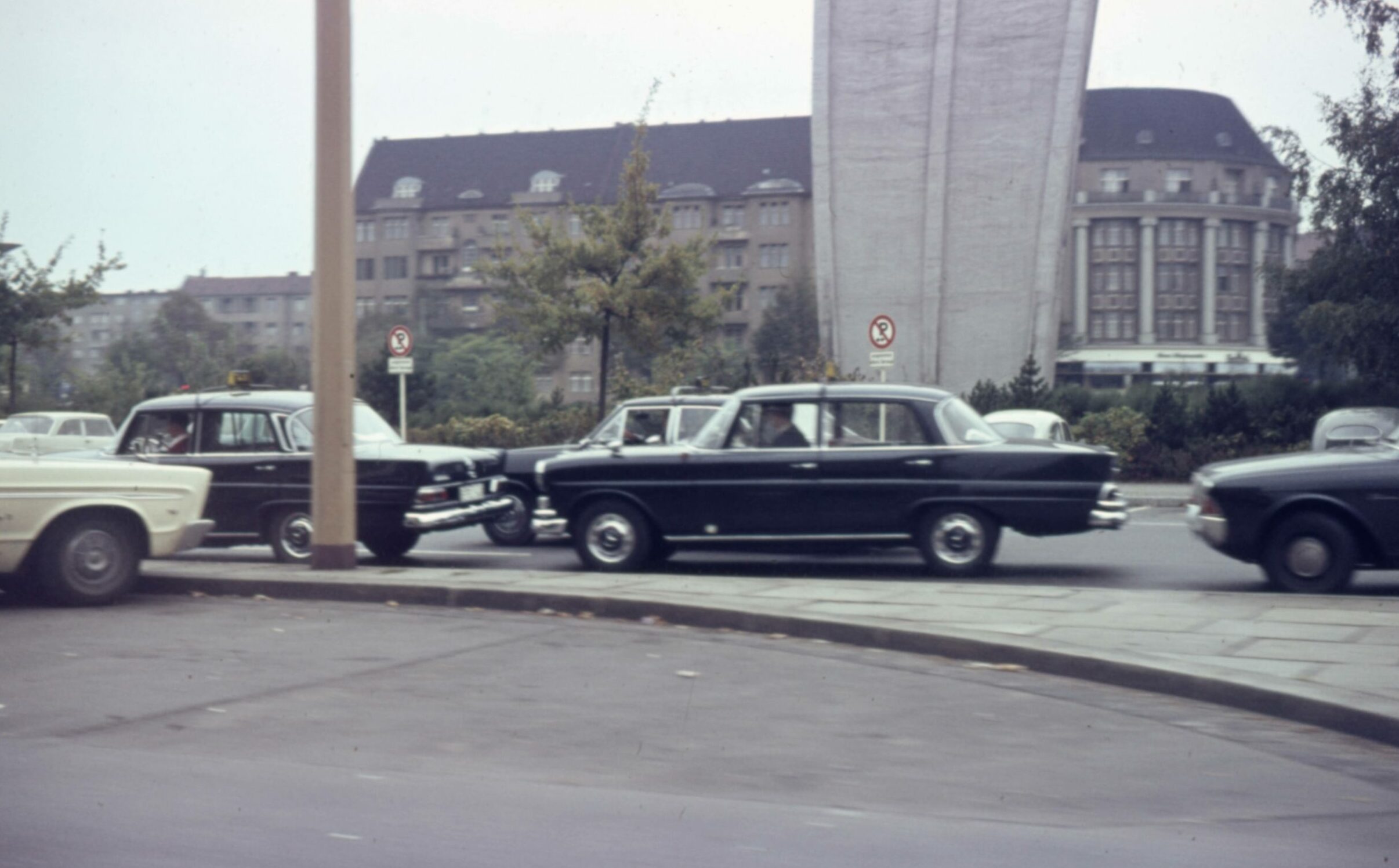 Mercedes-Taxi am Flughafen Tempelhof, um 1970. Foto: Imago/ Gerhard Leber
