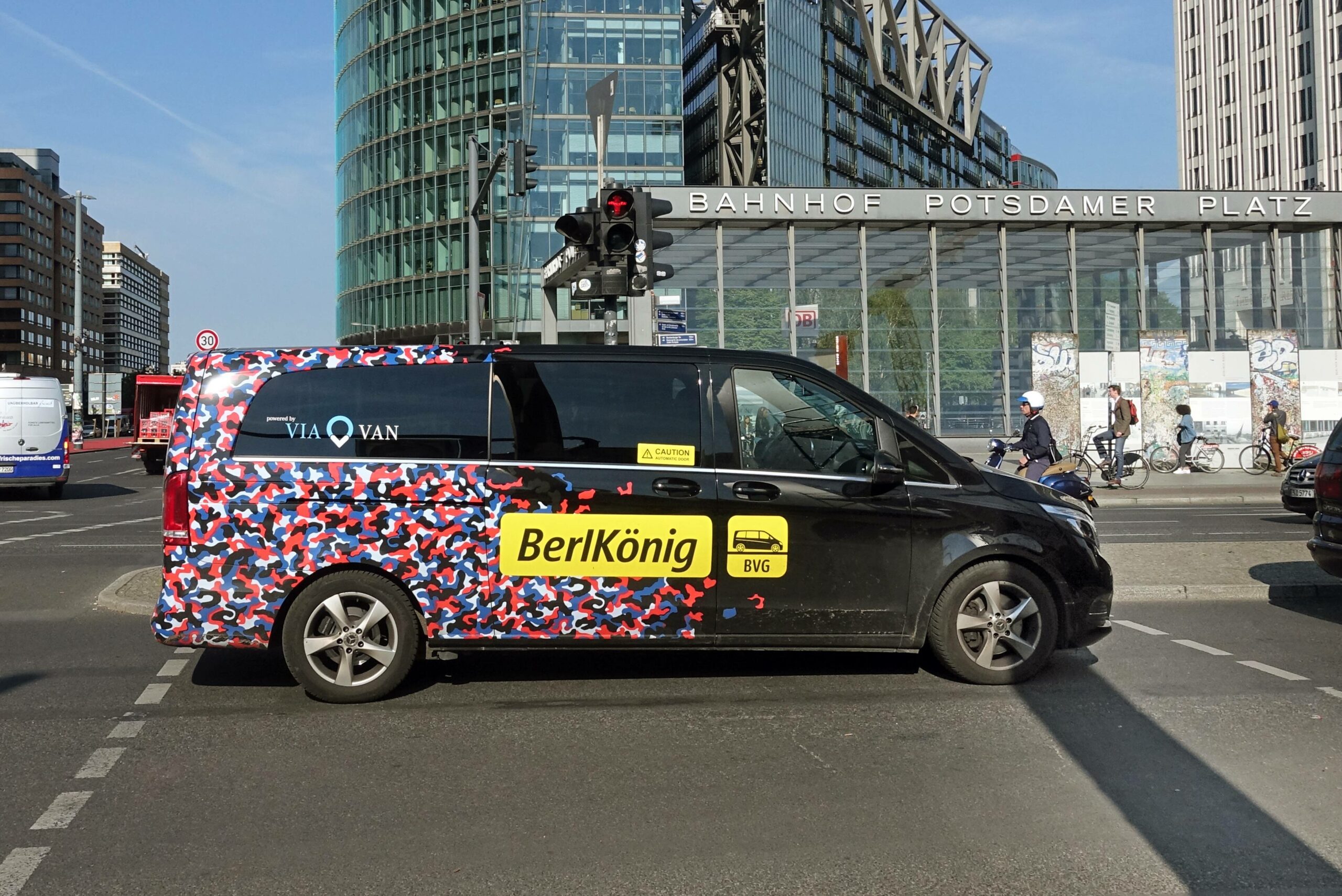 Berlin Taxi Geschichte: BVG-Sammeltaxi BerlKönig, 2019. Foto: Imago/ Frank Sorge