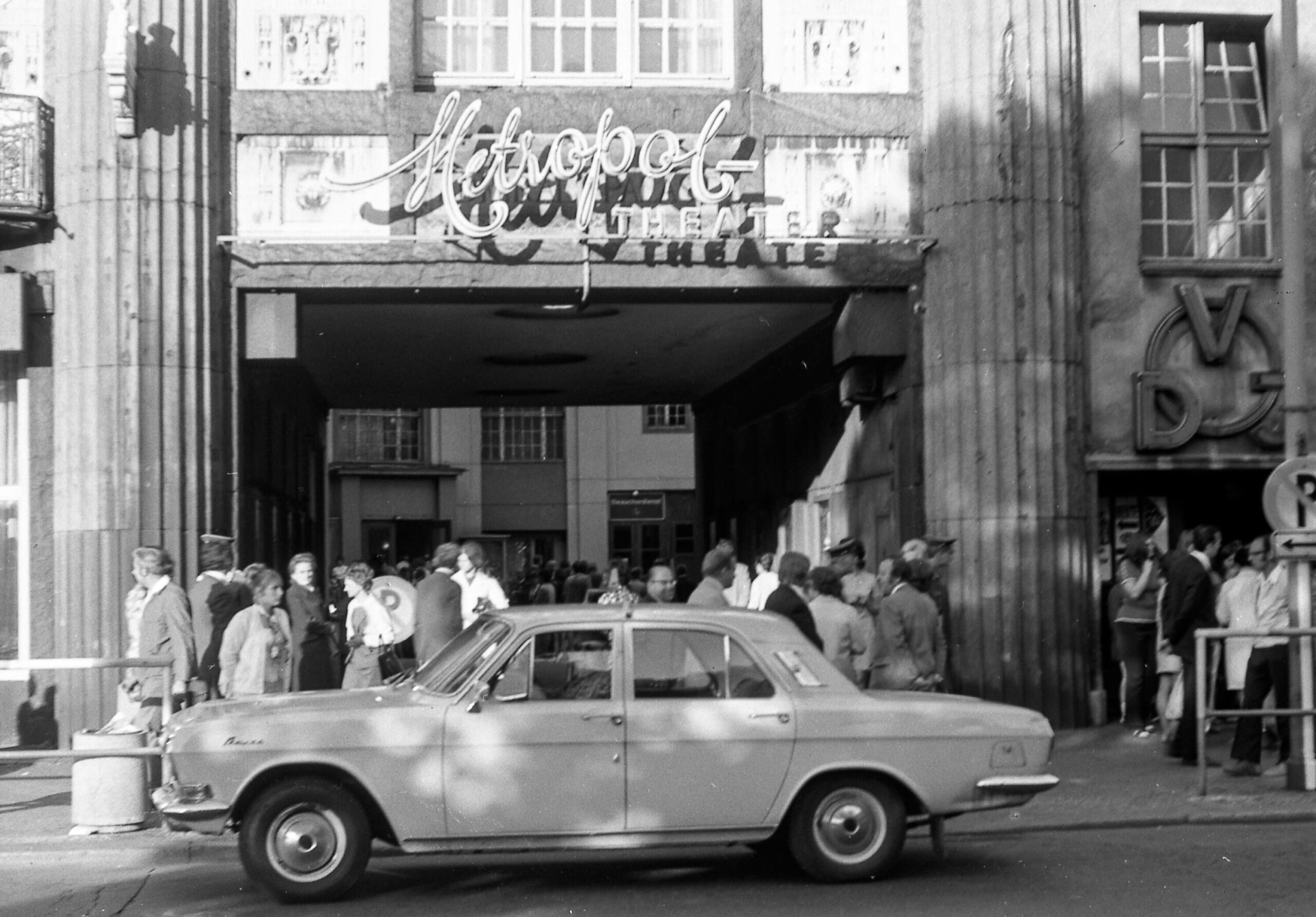 Das Metropol-Theater im Admiralspalast, davor ein Wolga-Taxi, 1970er-Jahre. Foto: Imago/ frontalvision.com