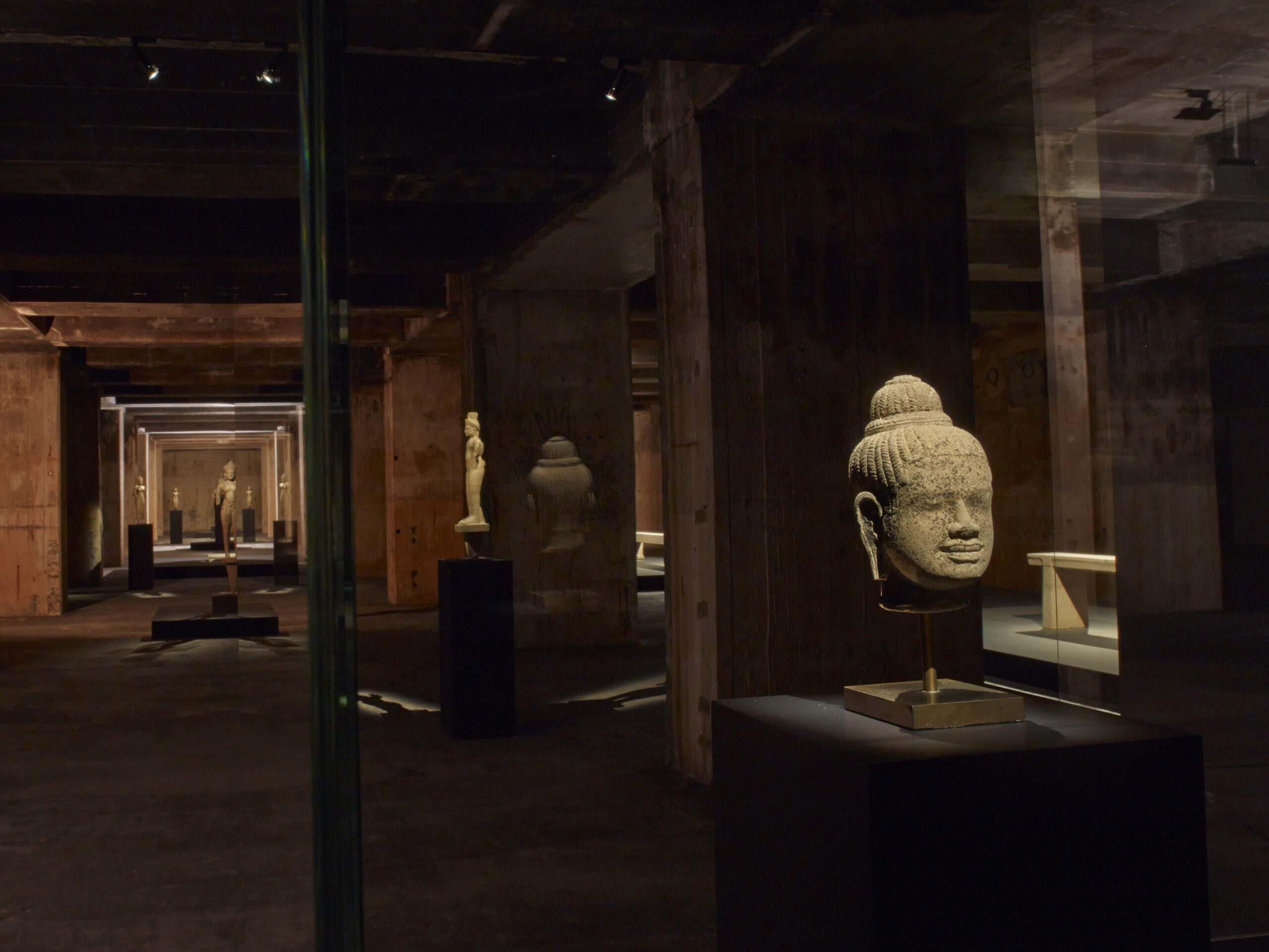 Installation view of The Feuerle Collection. Head of Young MakeDivinity, Khmer, Baphuon Style, 11th century, stone. Photo: Nic Tenwiggenhorn © Nic Tenwiggenhorn /VG Bild-Kunst,Bonn