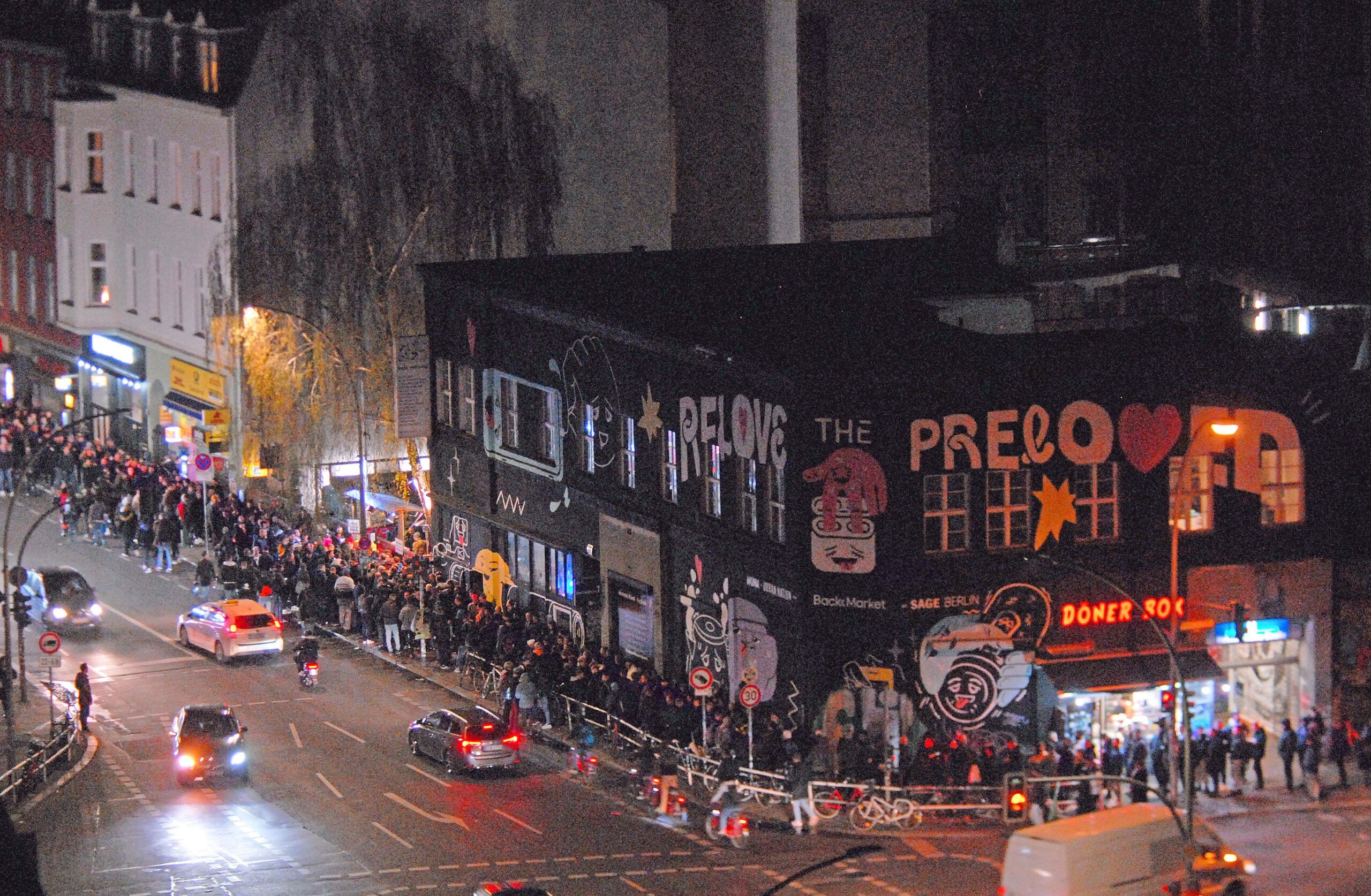 Stundenlanges Anstehen vor dem KitKat-Club. Foto: Imago/PEMAX 