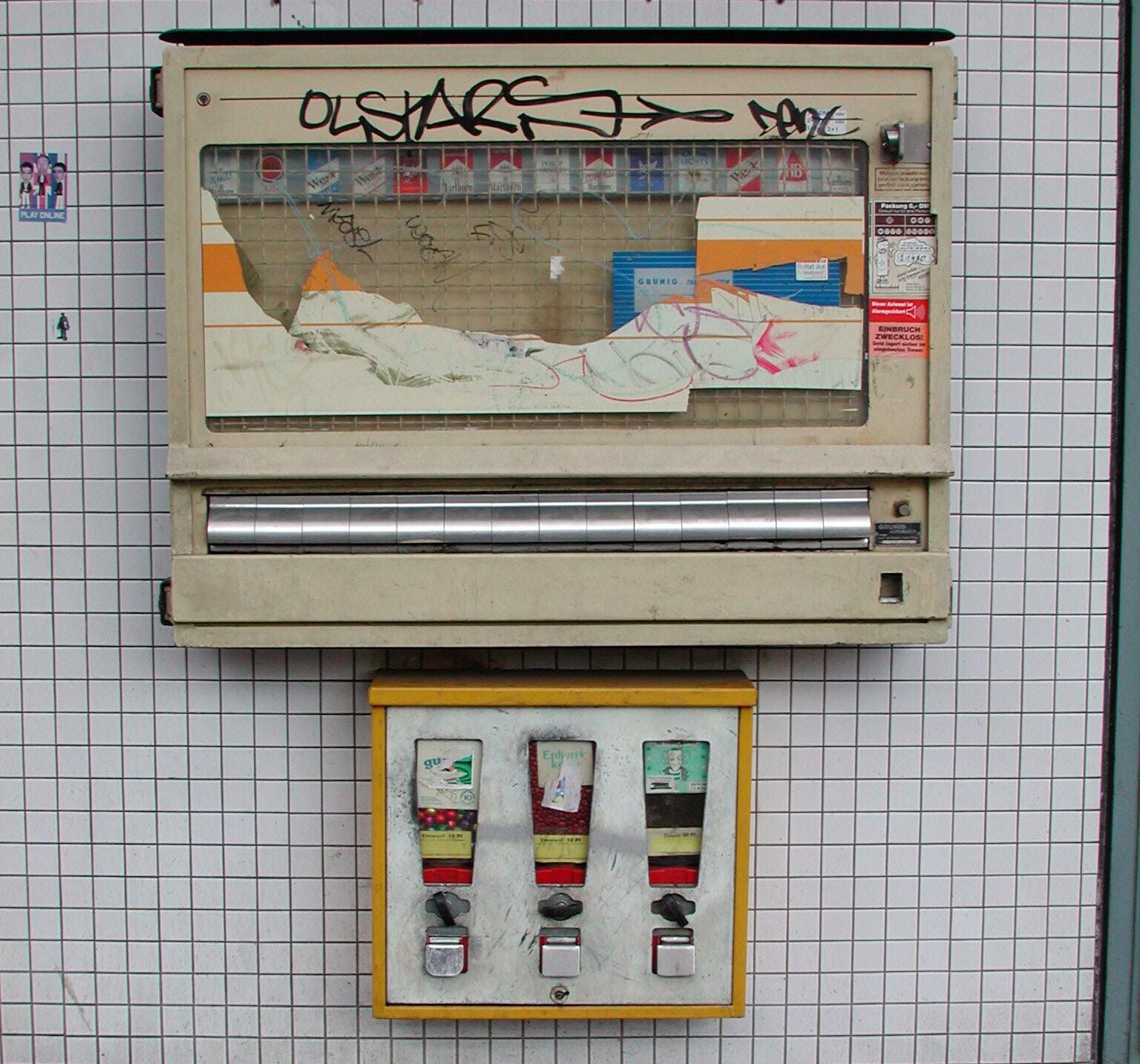 Beschmierter Zigarettenautomat und unversehrter Kaugummiautomat. Foto: Imago/ Kathrin Schubert