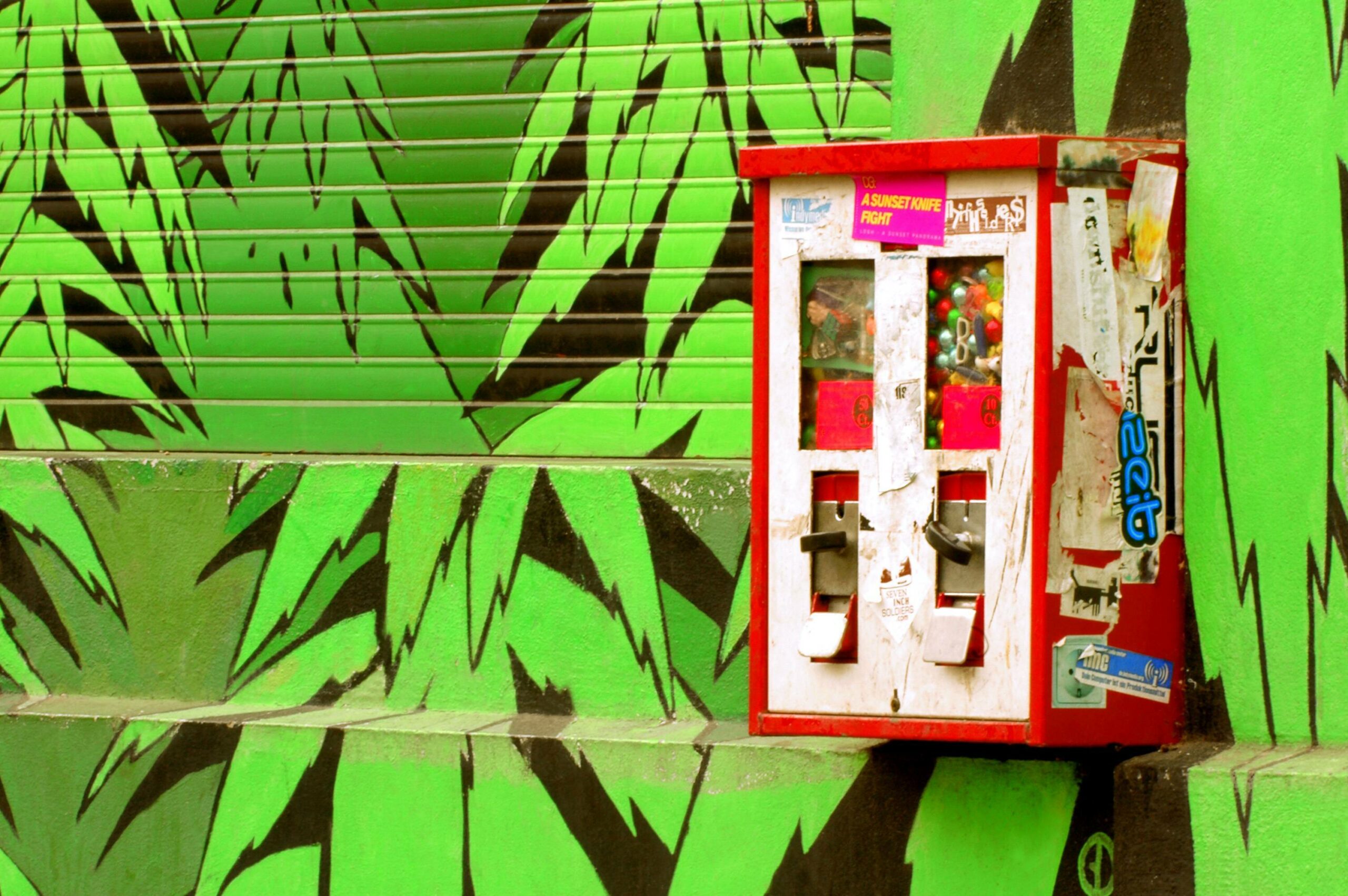 Kaugummiautomaten Berlin: Kaugummiautomat vor gemalten Hanfblättern in Berlin. Foto: Imago/Steinach