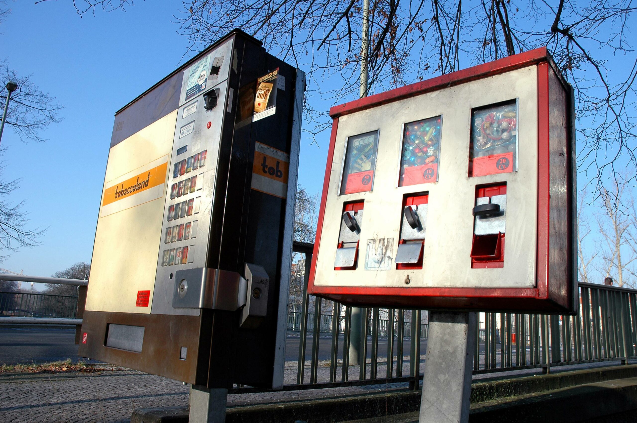 Zigarettenautomat und Kaugummiautomat, Schulter an Schulter. Foto: Imago/Steinach
