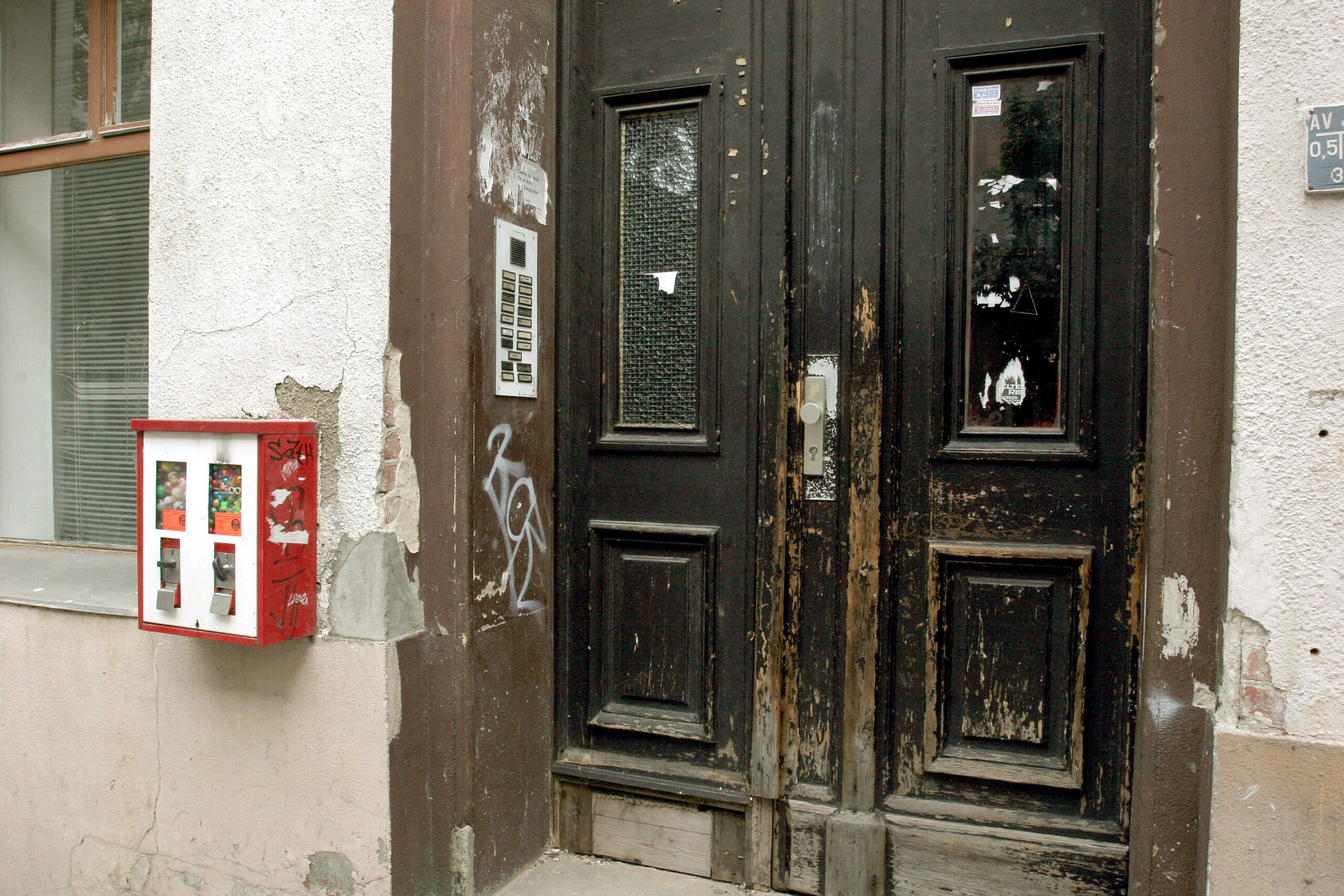 Kaugummiautomat neben verwahrloster Eingangstür. Foto: imago/Ina Peek