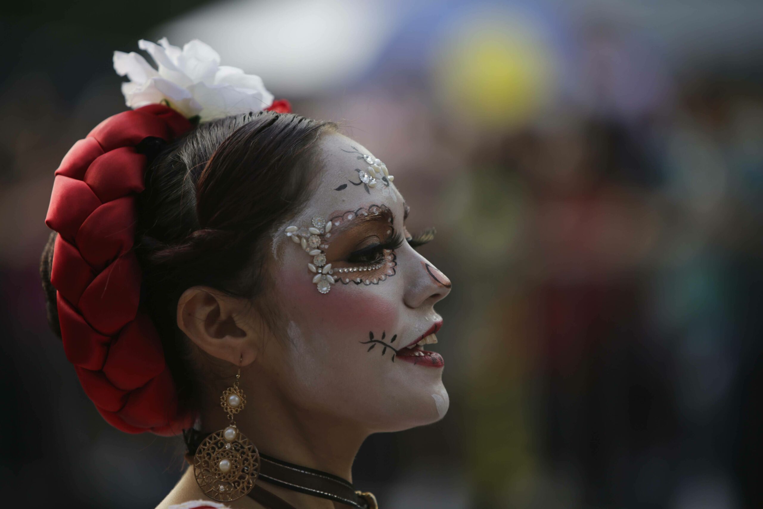 Zu den Feierlichkeiten kann sich das Gesicht traditionell als Skelett geschminkt werden, wie hier zur Parade in Mexiko-City. Foto: Imago/Luis E Salgado 