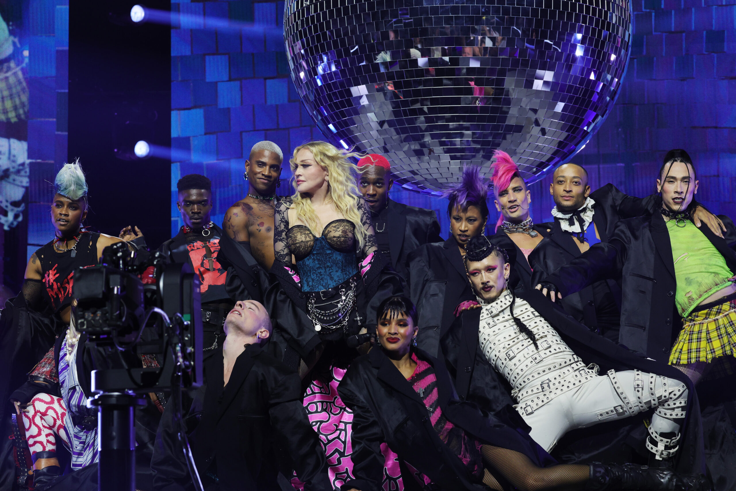 Madonna und ihr Ensemble. Foto: Kevin Mazur/WireImage for Live Nation