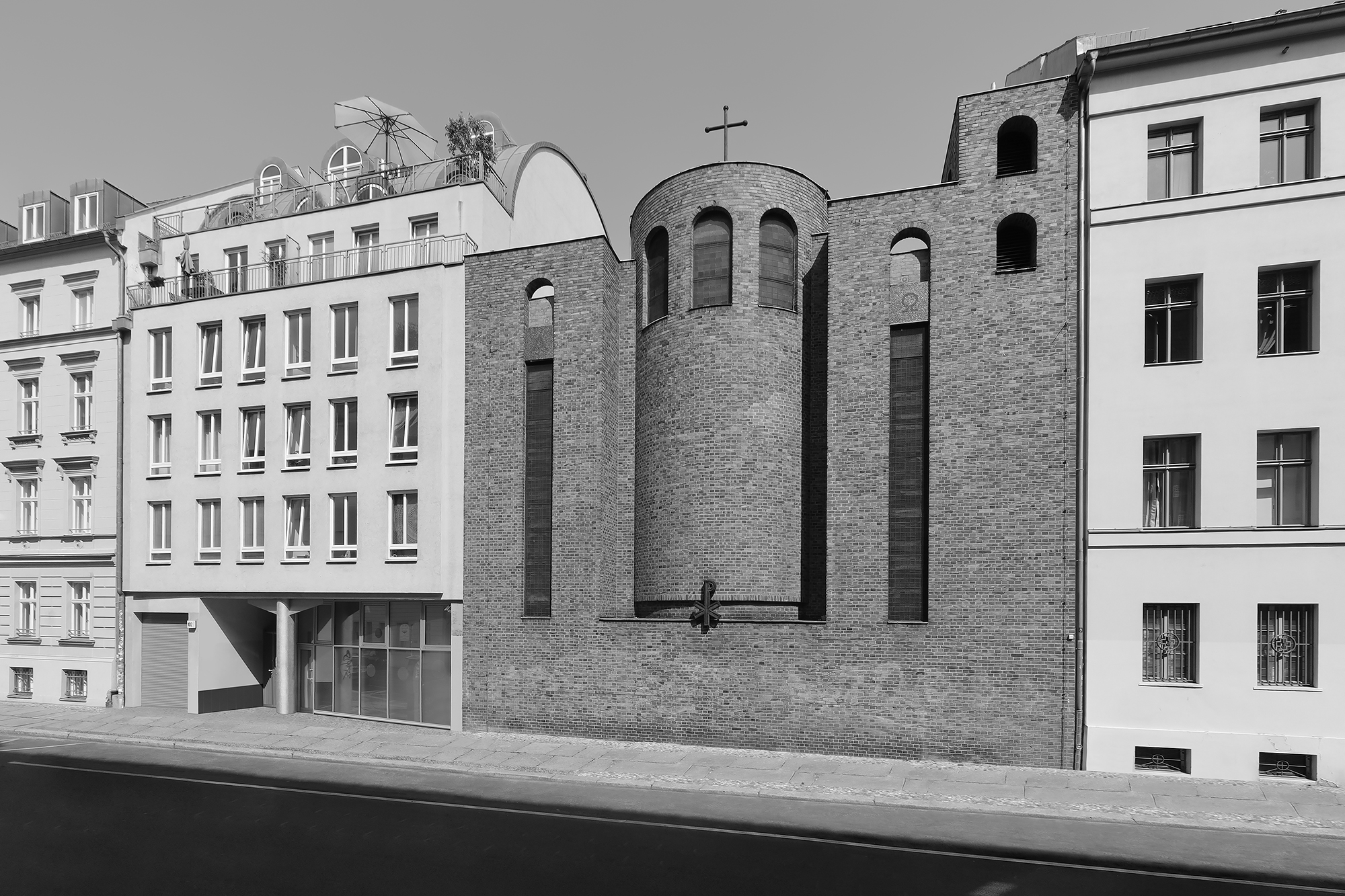 Kirche St. Adalbert, Mitte, 1932-33, Architekt: Clemens Holzmeister. Foto: Jean Molitor