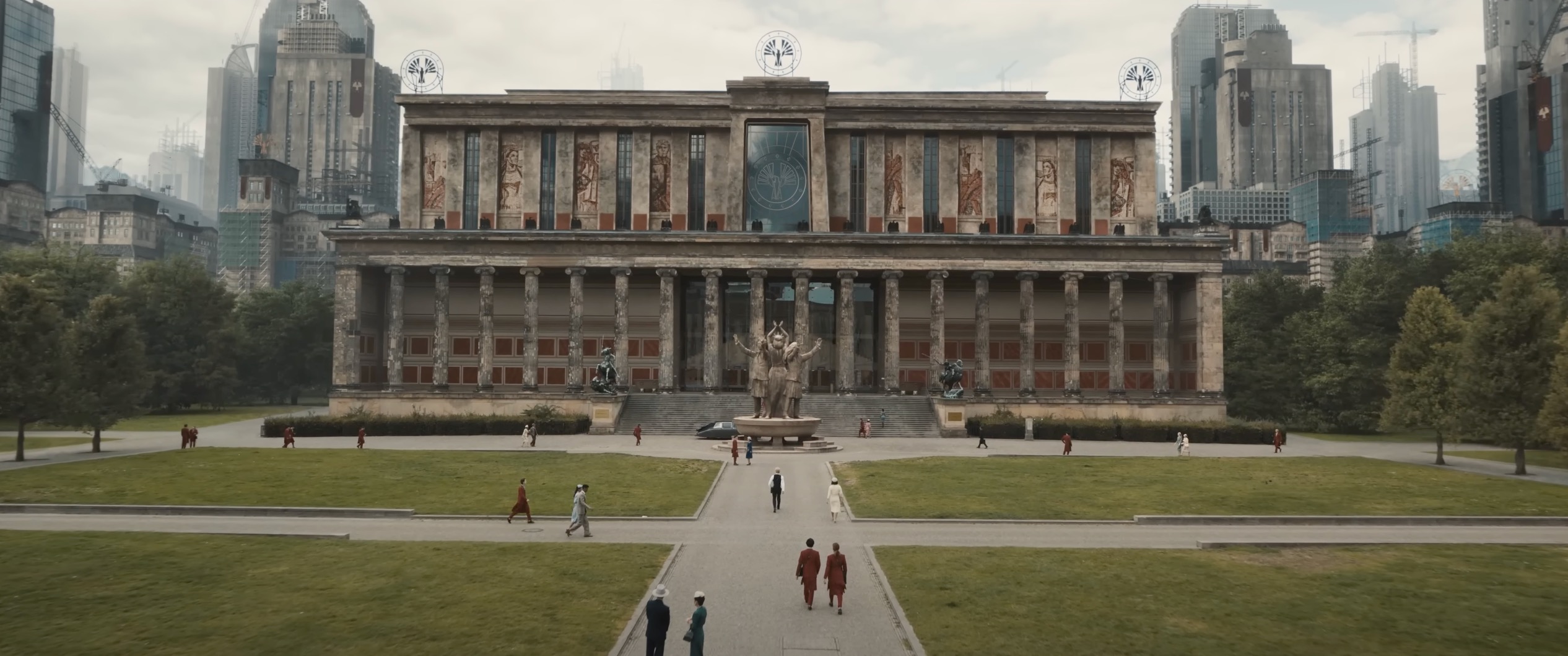 Im neuen „Tribute von Panem“-Film erkennt man das Alte Museum als Drehort nicht zuletzt deshalb noch so gut, weil der davorliegende Lustgarten auch Teil der Kulisse ist. Foto: Lionsgate