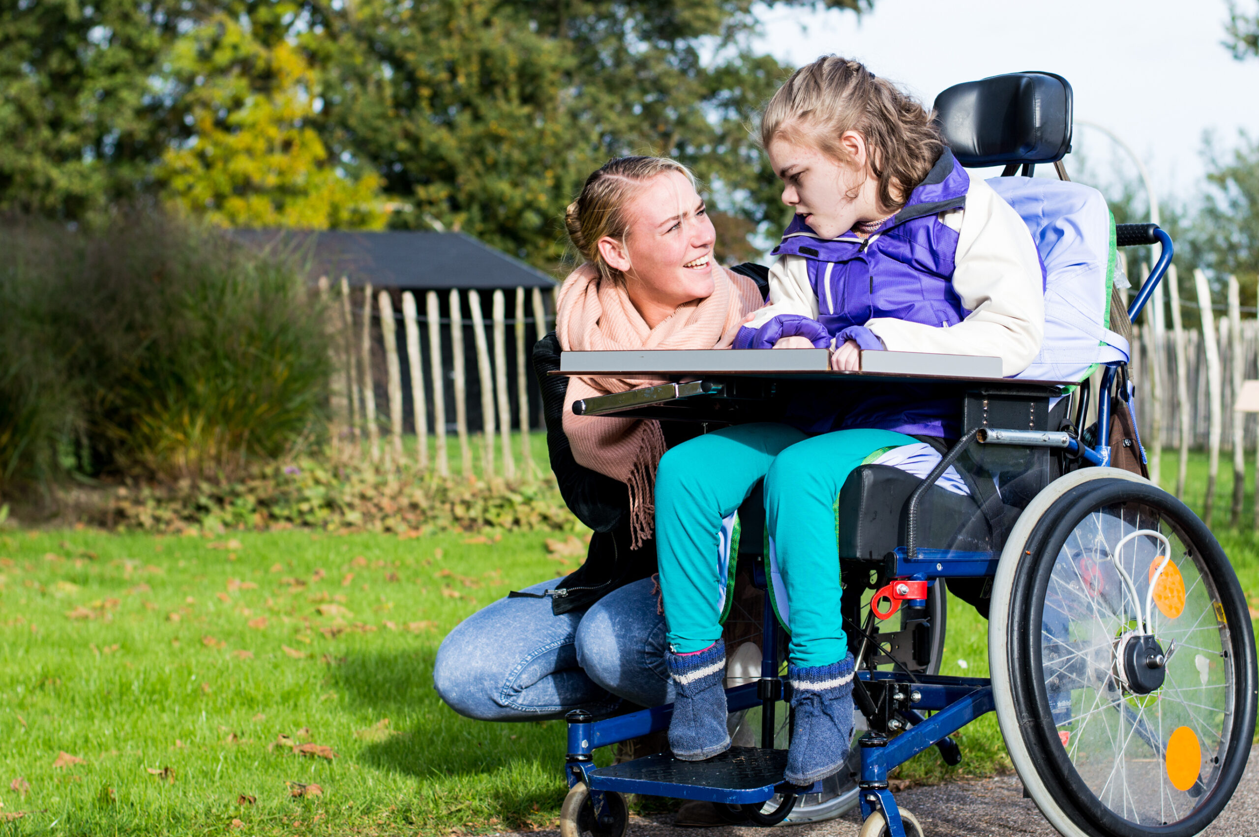 Heilerziehungspfleger:innen begleiten Kinder, Jugendliche und erwachsene Menschen mit Behinderungen Ziel ist, dass Klient:innen am gesellschaftlichen Leben teilhaben können. Foto: Adobe Stock/Mjowra