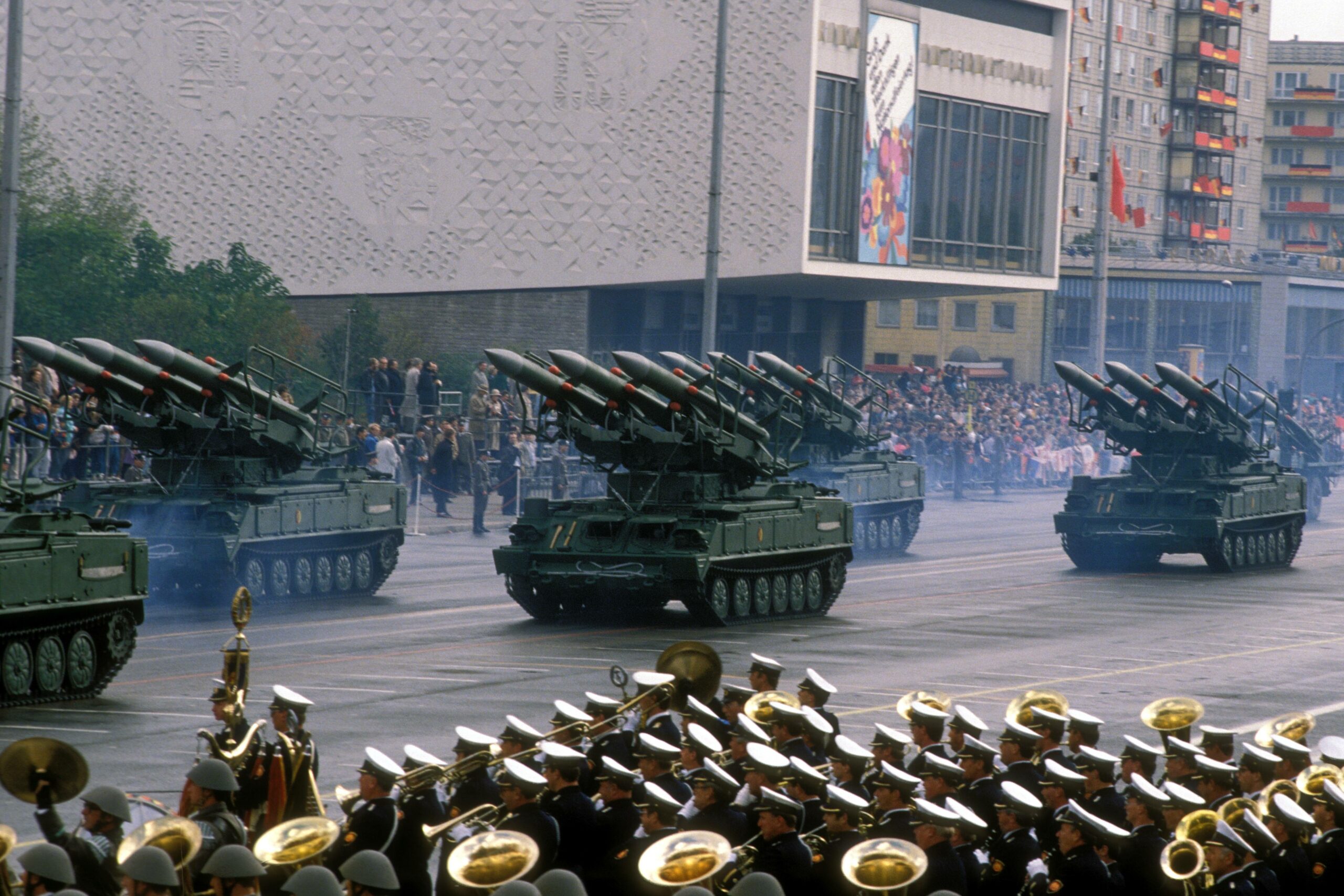 Militärparade zum 40. Jahrestag der DDR vor dem Kino International, 1989. Foto: Imago/Sven Simon