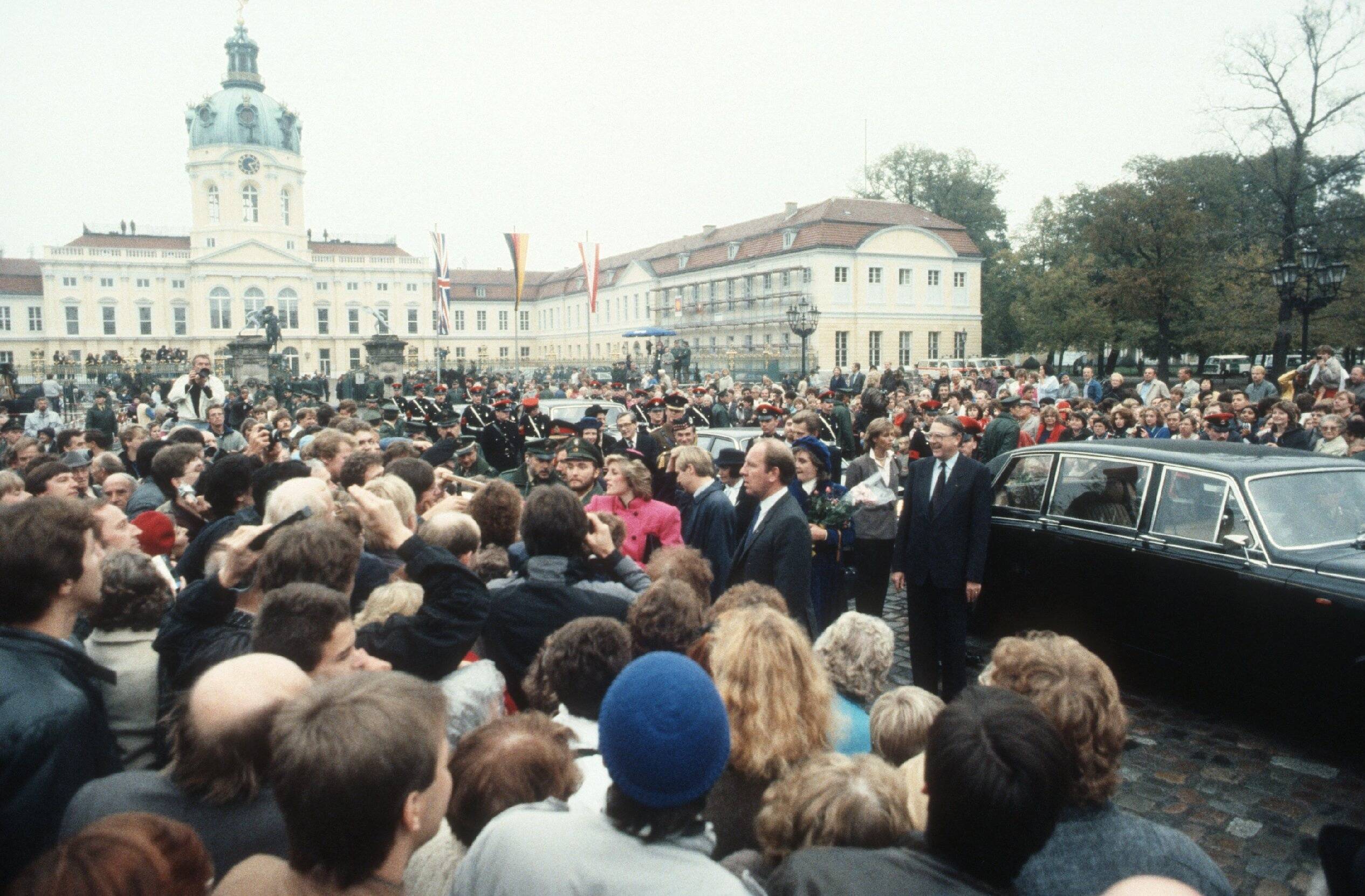 Staatsbesuch in Berlin: Lady Di bei einem Besuch in Berlin am 18. Oktober 1985. Foto: Imago/Teutopress