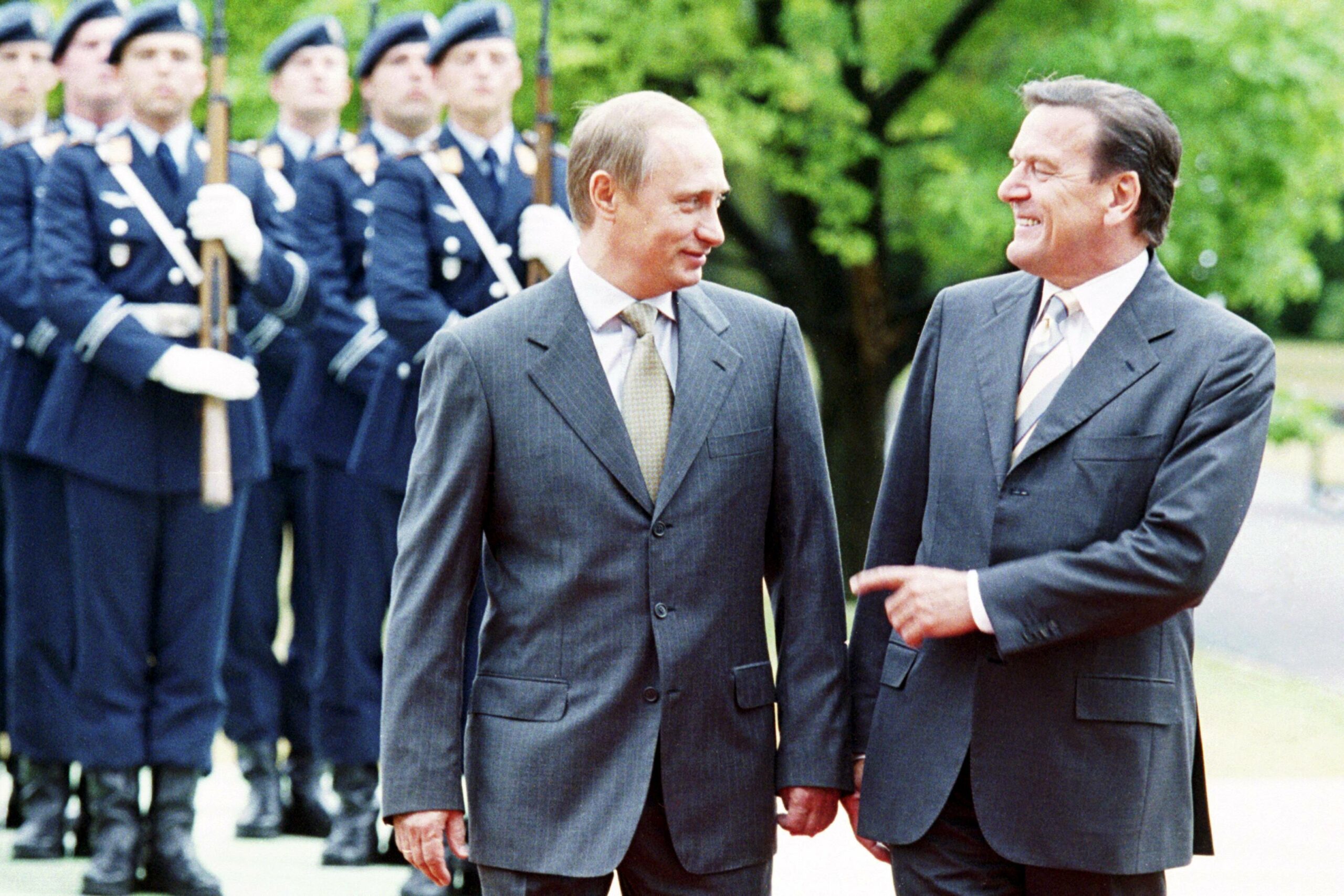 Ministerpräsident Wladimir Putin und Bundeskanzler Gerhard Schröder am 15.Juni 2000 in Berlin. Foto: Imago/bonn-sequenz