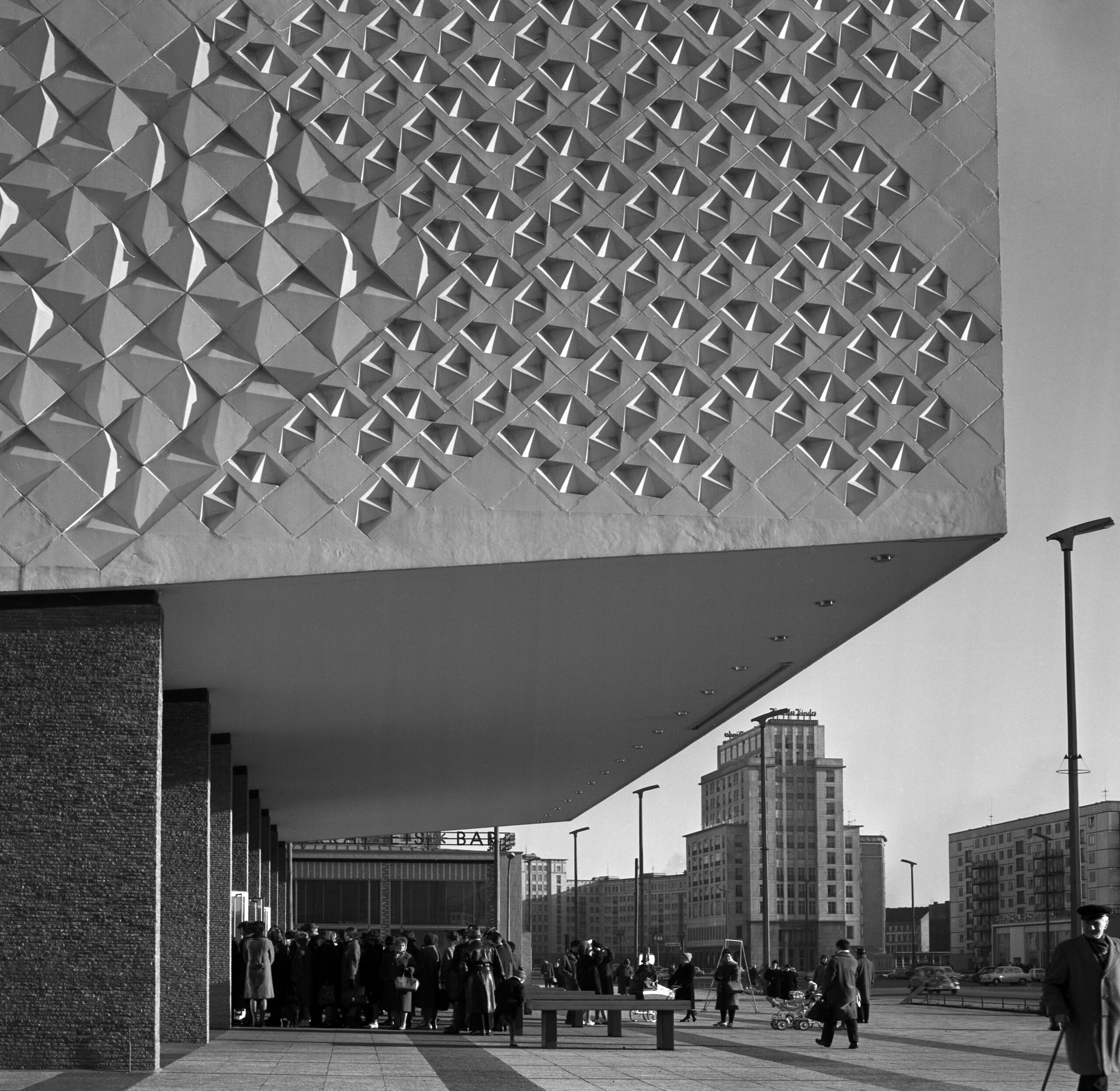 Detailansicht der Fassade des Kino International in der Karl-Marx-Allee, 1964. Foto: Imago/Frank Sorge