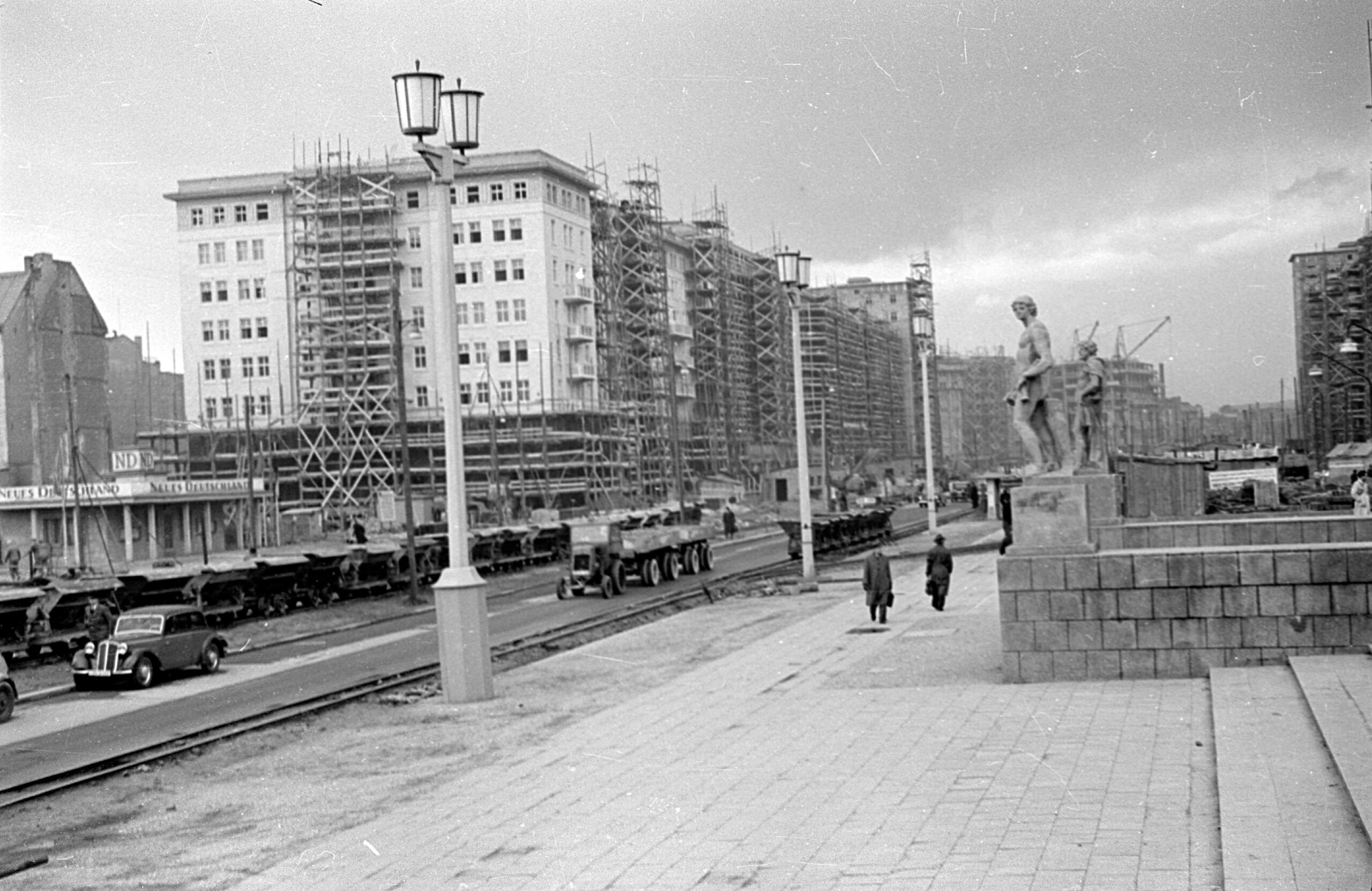 Bauarbeiten in der Stalinallee, die später zur Karl-Marx-Allee wurde, Aufnahme um 1953. Foto: Imago/frontalvision.com