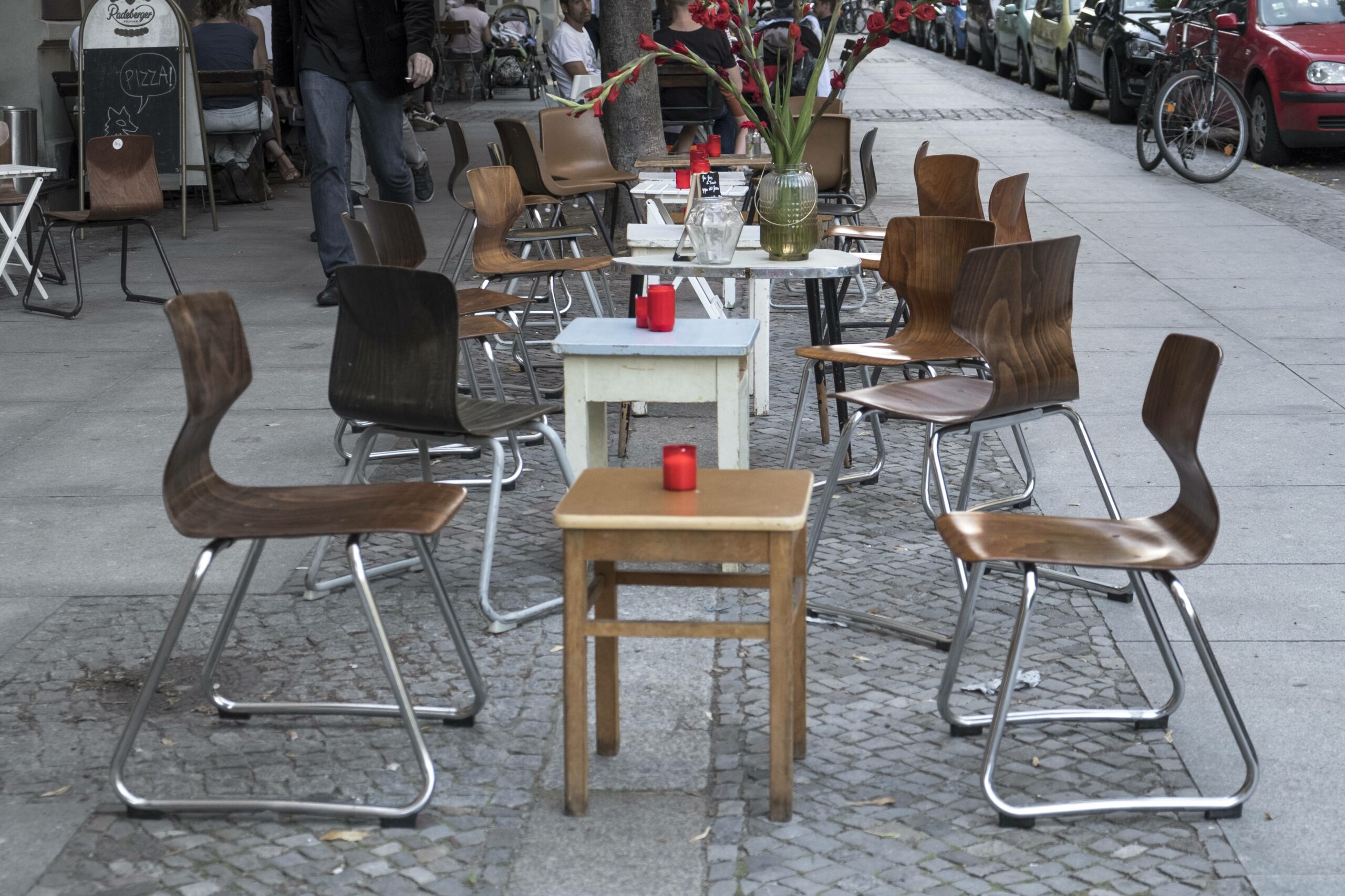 Stühle vor einem Café in Berlin. Die Sondernutzungsgebühr für die Außenflächen sparen sich die Lokale 2024. Foto: Imago/Seeliger