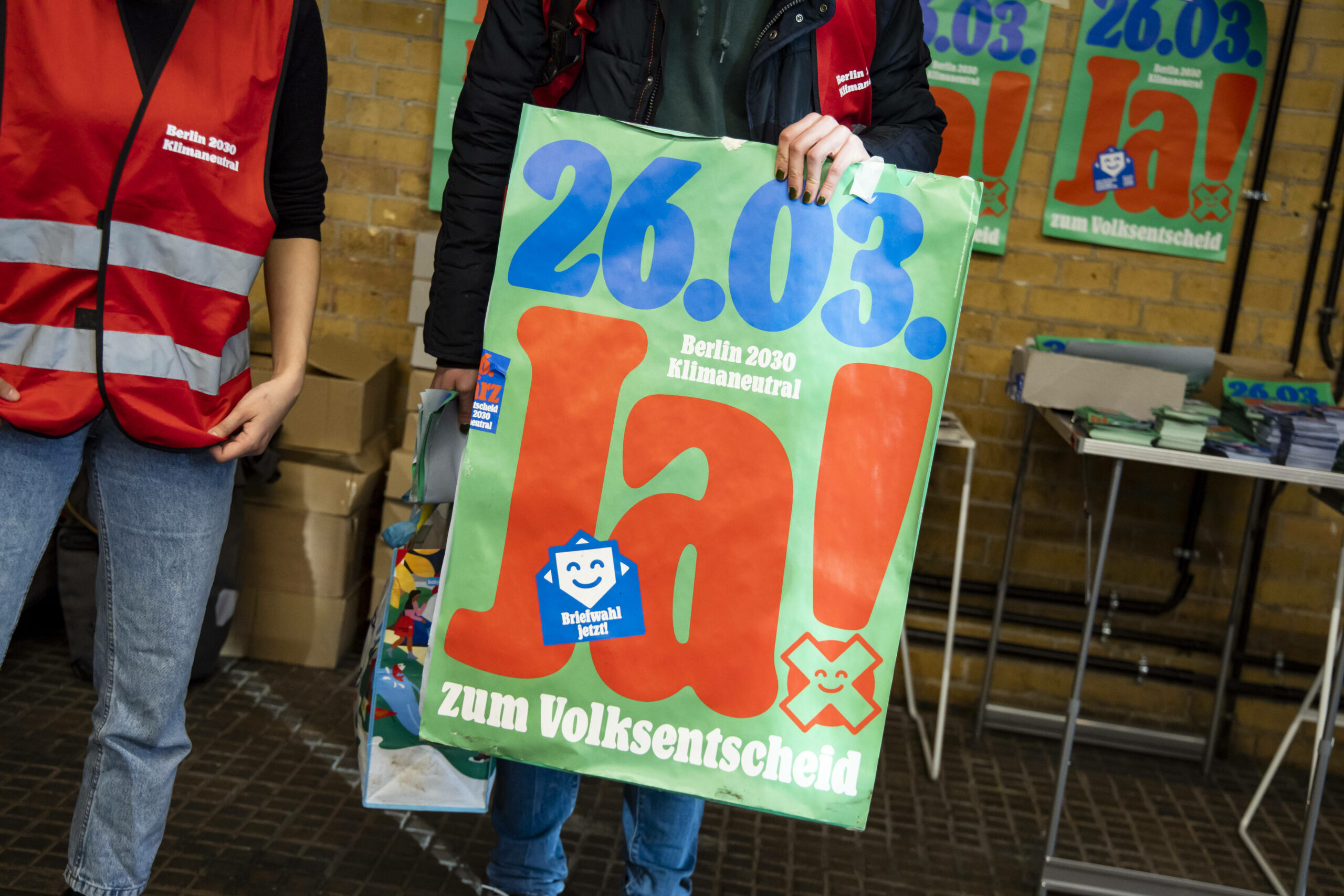 Plakat zum Volksentscheid "Berlin 2030 Klimaneutral" bei der Wahlparty der Initiative "Klimaneustart 2030" in Berlin am 26. März 2023. Foto: Imago/Emmanuele Contini