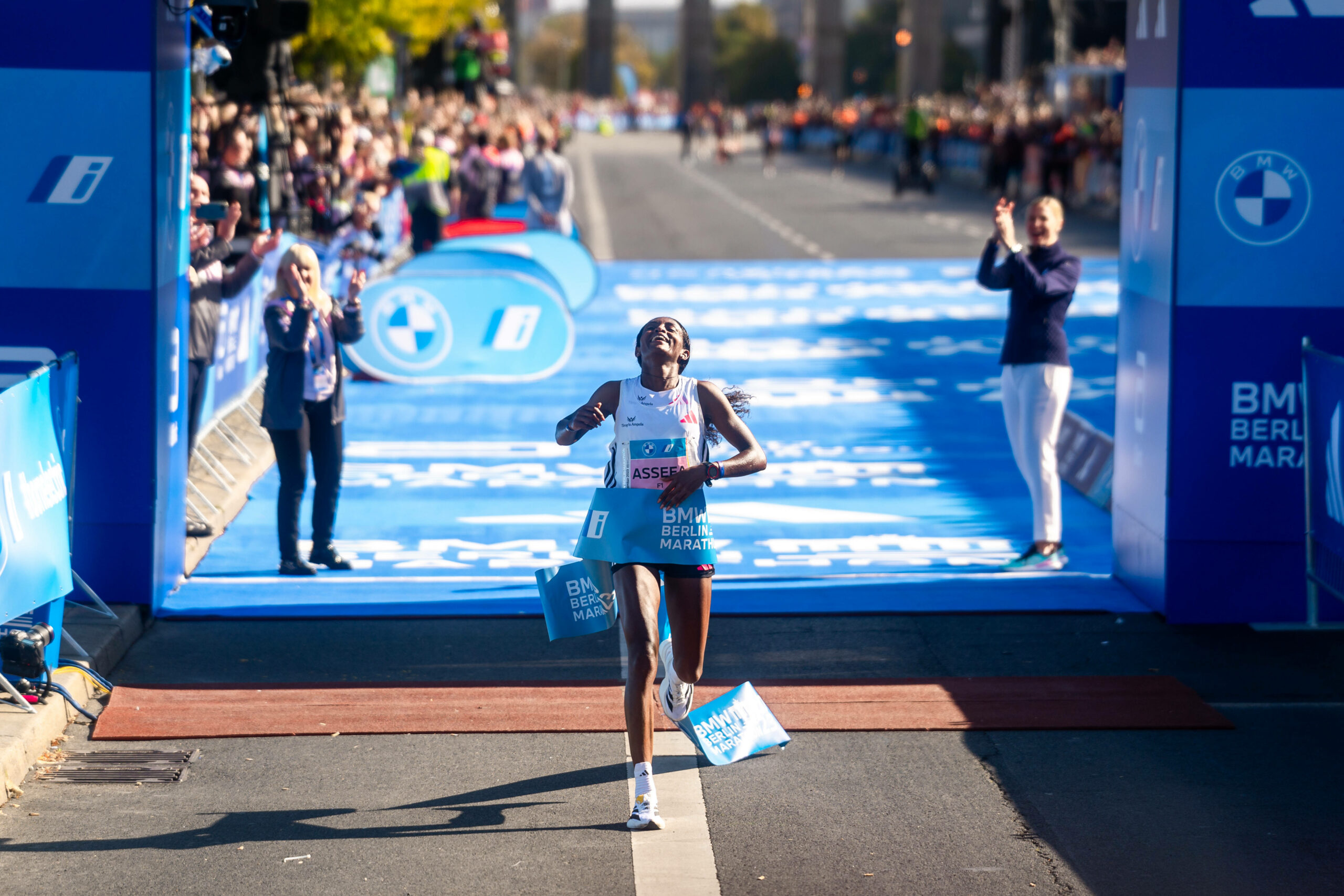 Tigst Assefa beim Berlin-Marathon, 24. September 2023. Foto Imago/BEAUTIFUL SPORTS/Flatemersch