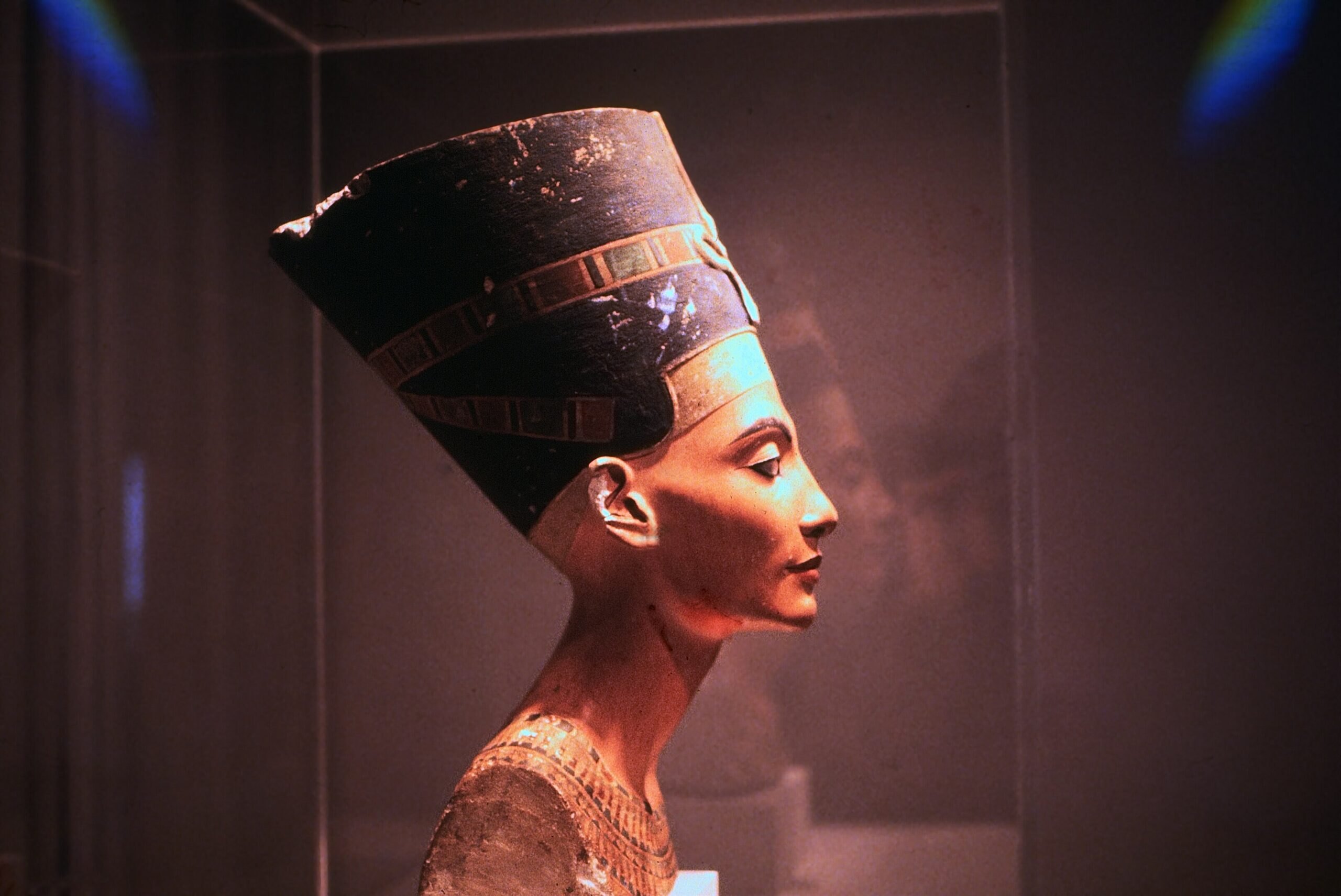 Die Büste der Nofretete im Ägyptischen Museum in Charlottenburg, 1979. Foto: Wikimedia Commons/Rüdiger Stehn/CC 2.0