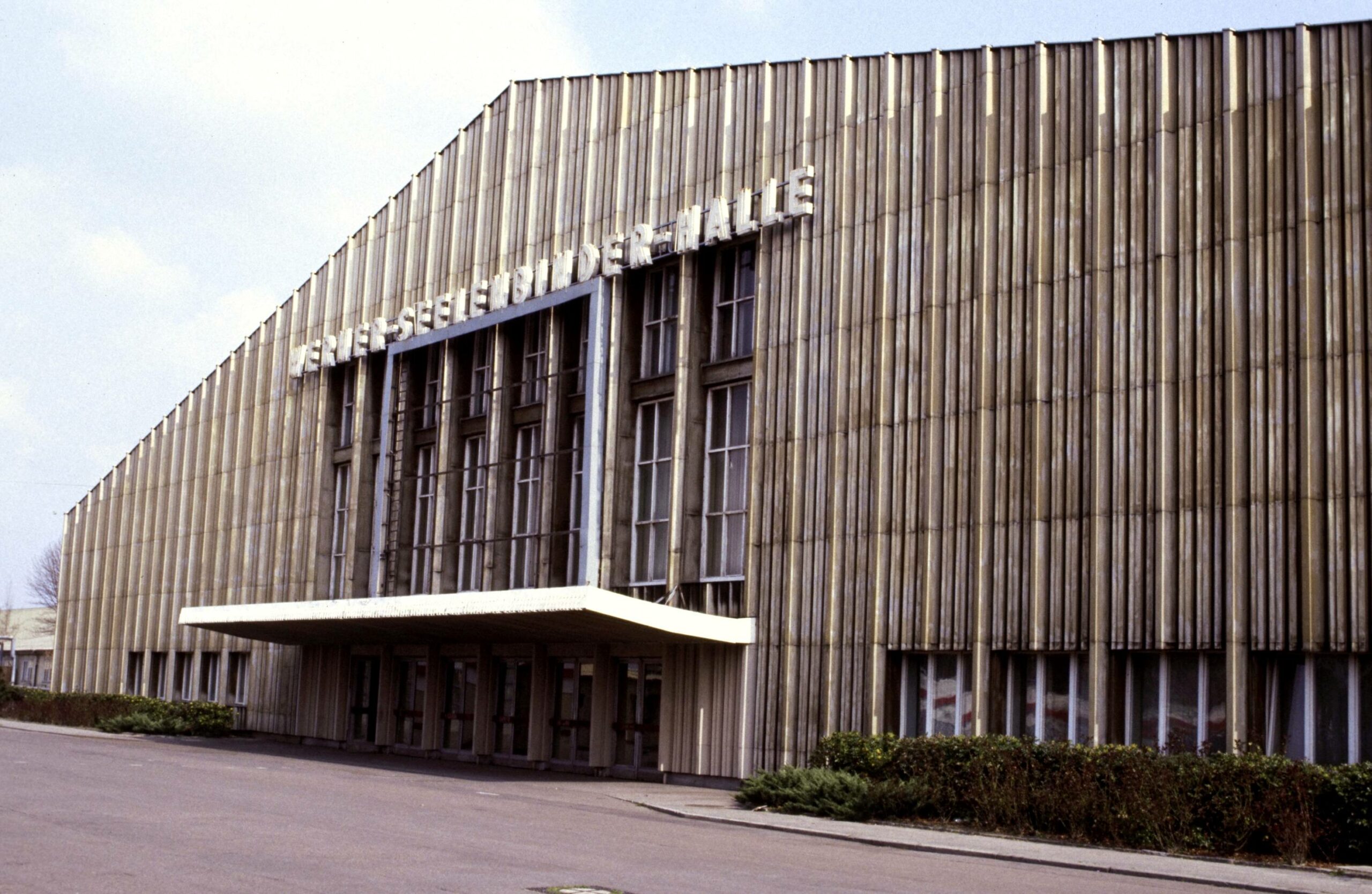 Die Werner-Seelenbinder-Halle in Berlin, 1990. Foto: Imago/Kohlmeyer