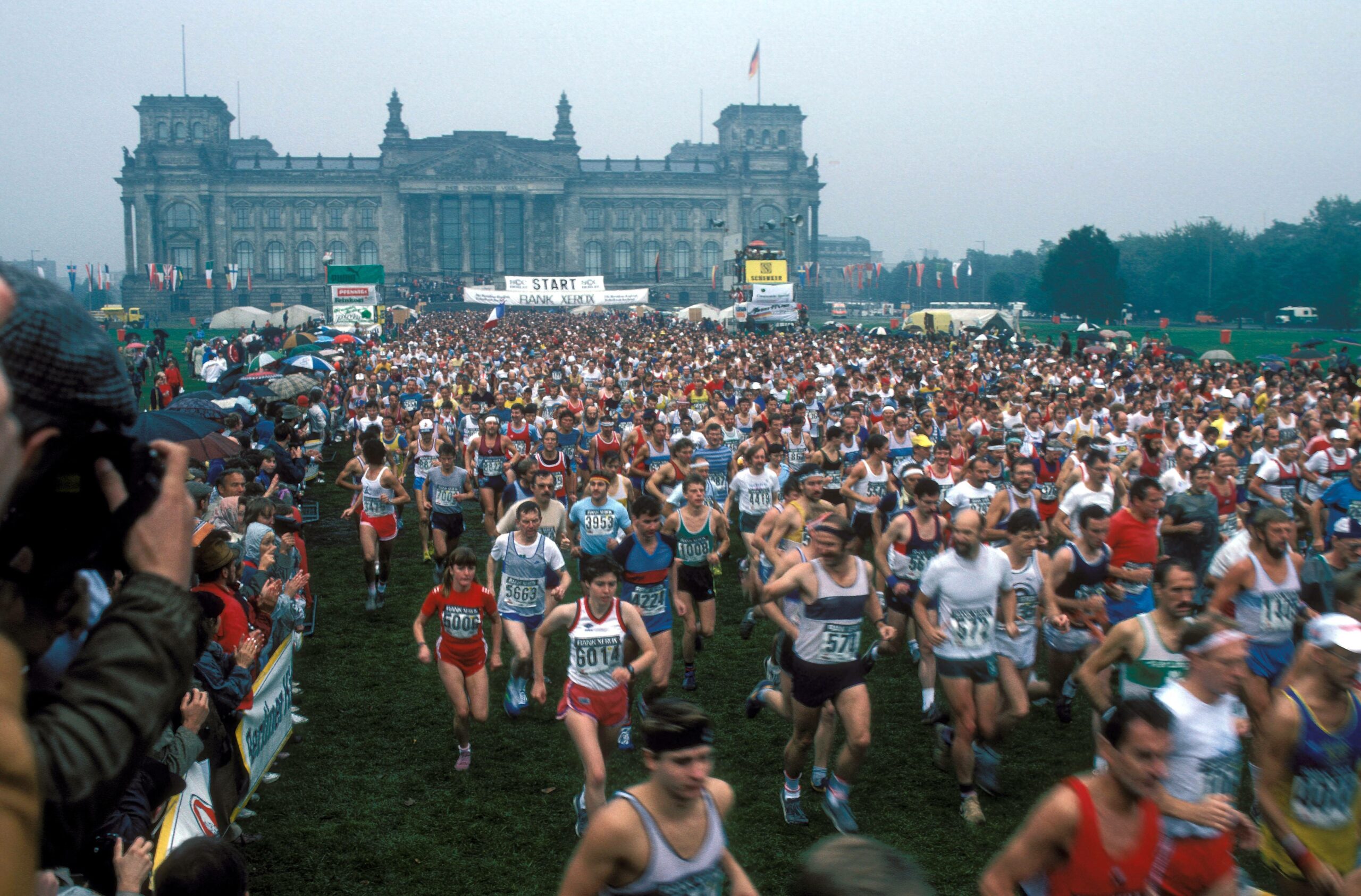 Teilnehmerfeld des Berlin Marathons 1984 kurz nach dem Start vor dem Reichstagsgebäude, 23. September 1984. Foto: Imago/Günter Schneide