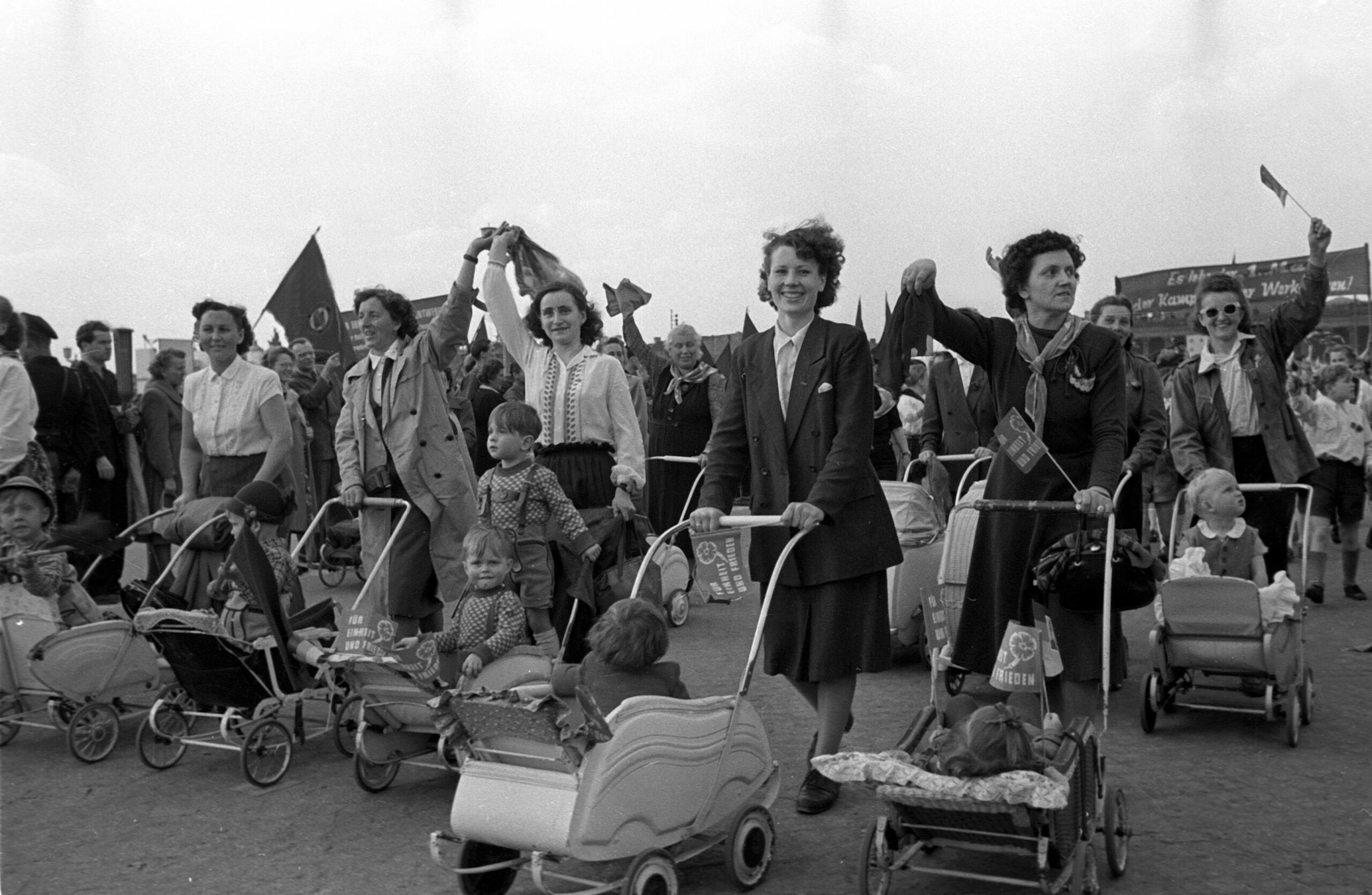 Mütteraufmarsch am 1. Mai 1954 in Ost-Berlin. Foto: Imago/Marco Bertram