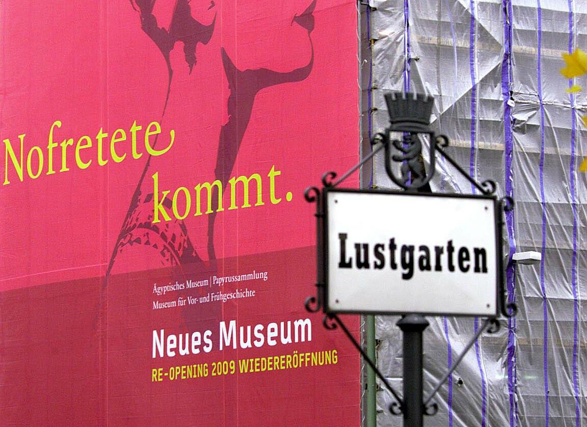 "Nofretete kommt" - Plakat zur Ankündigung der neuen Ägypten-Ausstellung am eingerüsteten Alten Museum auf der Berliner Museumsinsel, 2009. Foto: Imago/PEMAX 