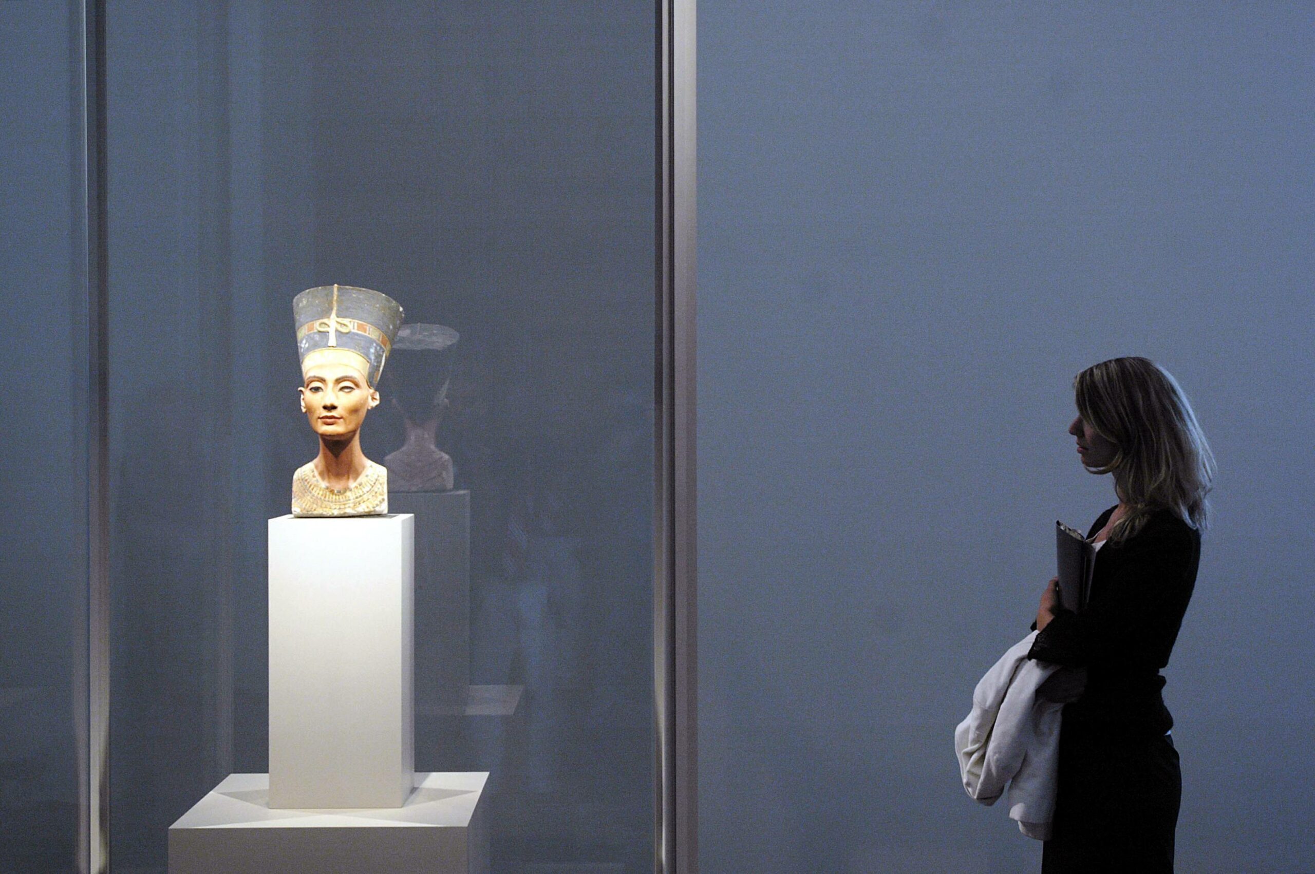 Eine Frau schaut sich die Büste der Nofretete im Alten Museum in Berlin an. Foto: Imago/Lars Reimann