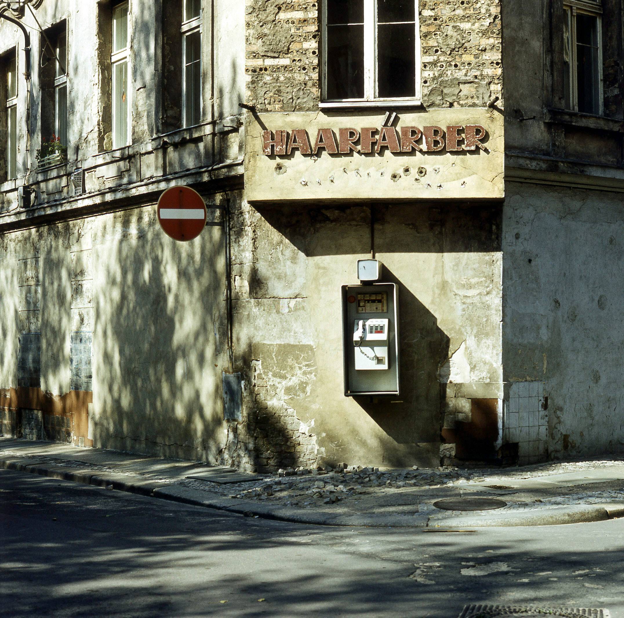 Öffentliches Telefon an einer Häuserecke in Prenzlauer Berg, Juli 1984. Foto: Imago/NBL Bildarchiv