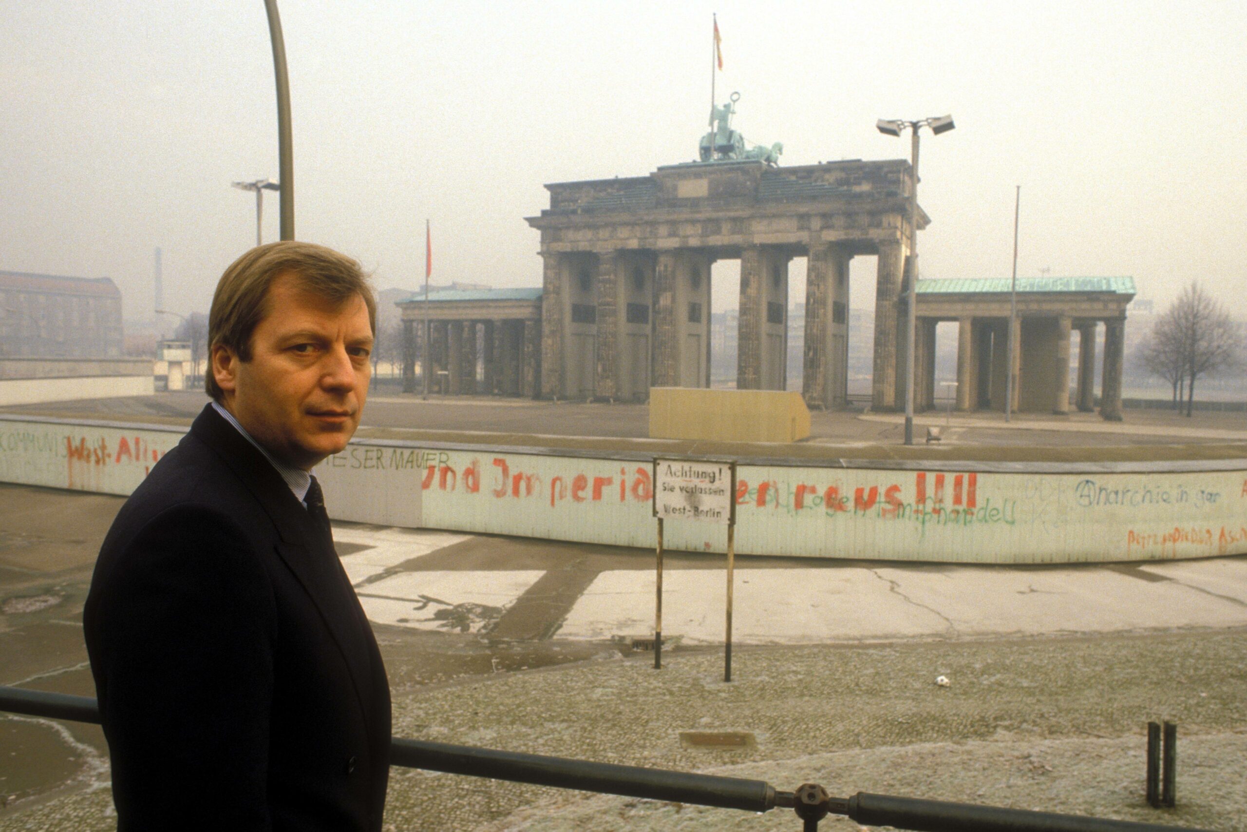Berlins Regierender Bürgermeister Eberhard Diepgen (CDU) an der Berliner Mauer, Oktober 1984. Foto: Imago/Sven Simon