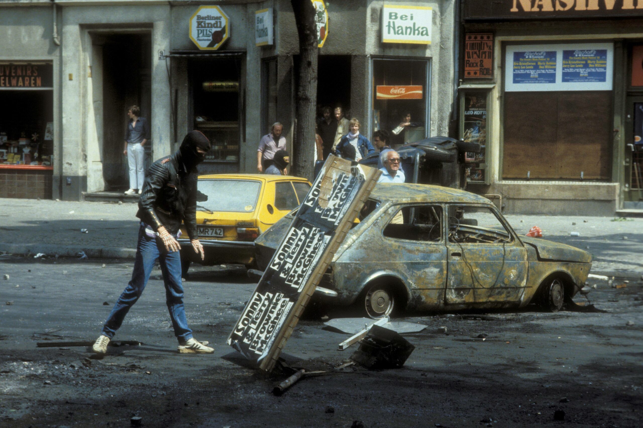 Autonome randalieren in West-Berlin, 1. Mai 1984. Foto: Imago/Sven Simon 