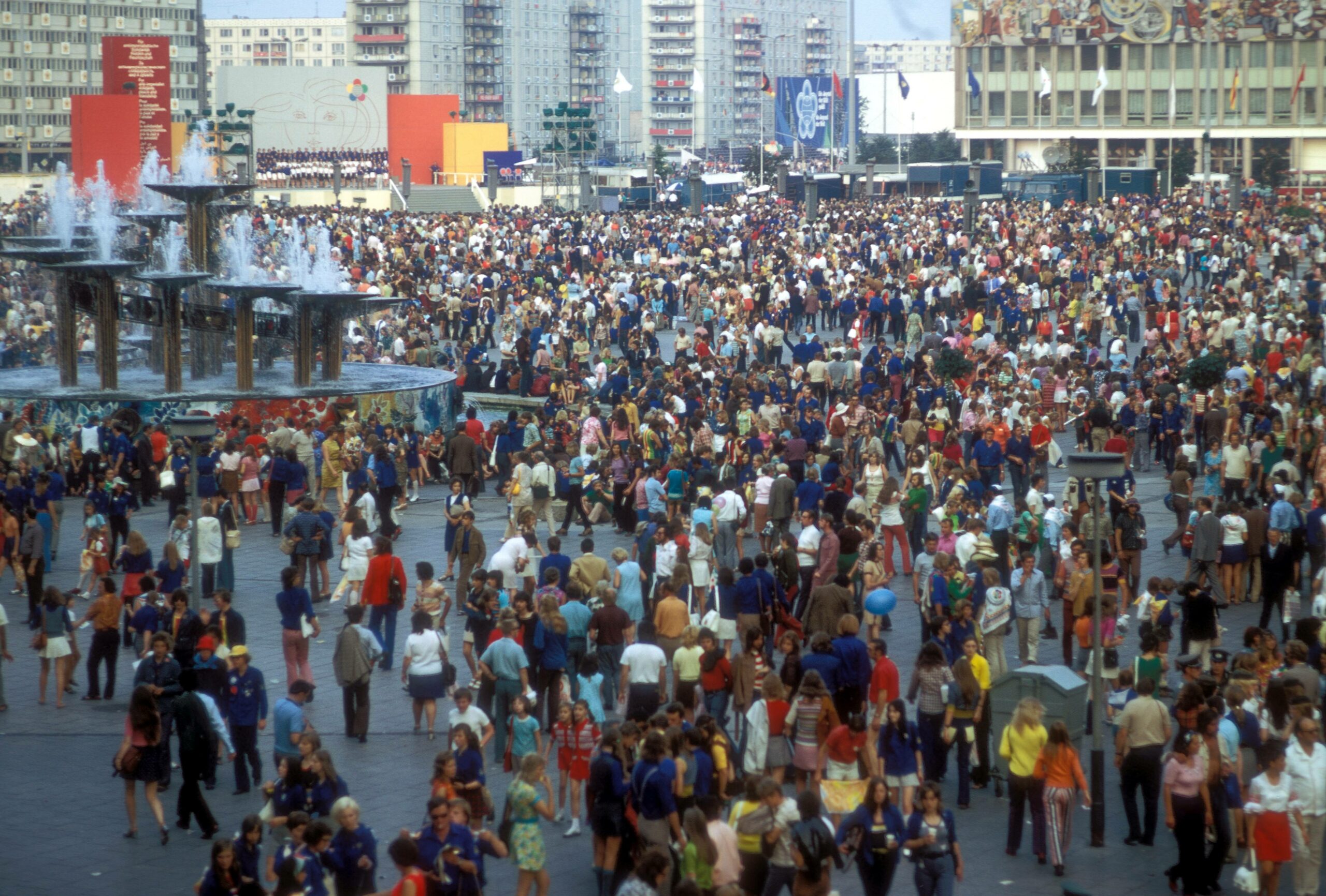 Besucher anlässlich des 25. Republikgeburtstages auf dem Alexanderplatz in Ost-Berlin. Foto: Imago/Sven Simon