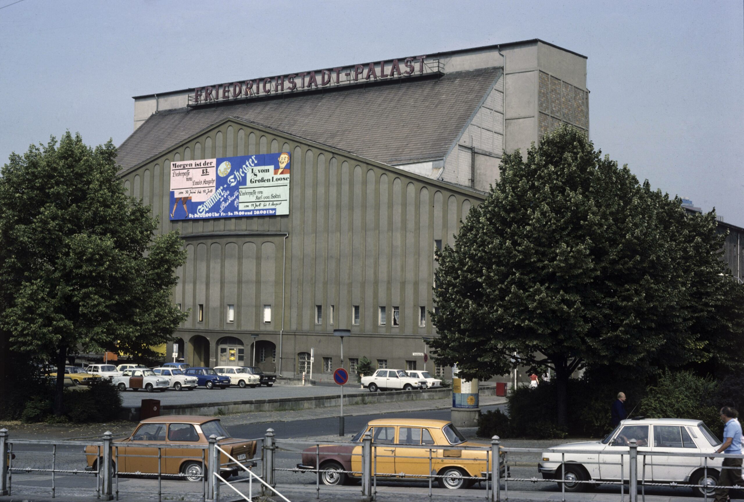 Im August 1984 war er noch da, der alte Friedrichstadt-Palast in Ost-Berlin. Foto: Imago/Jürgen Ritter
