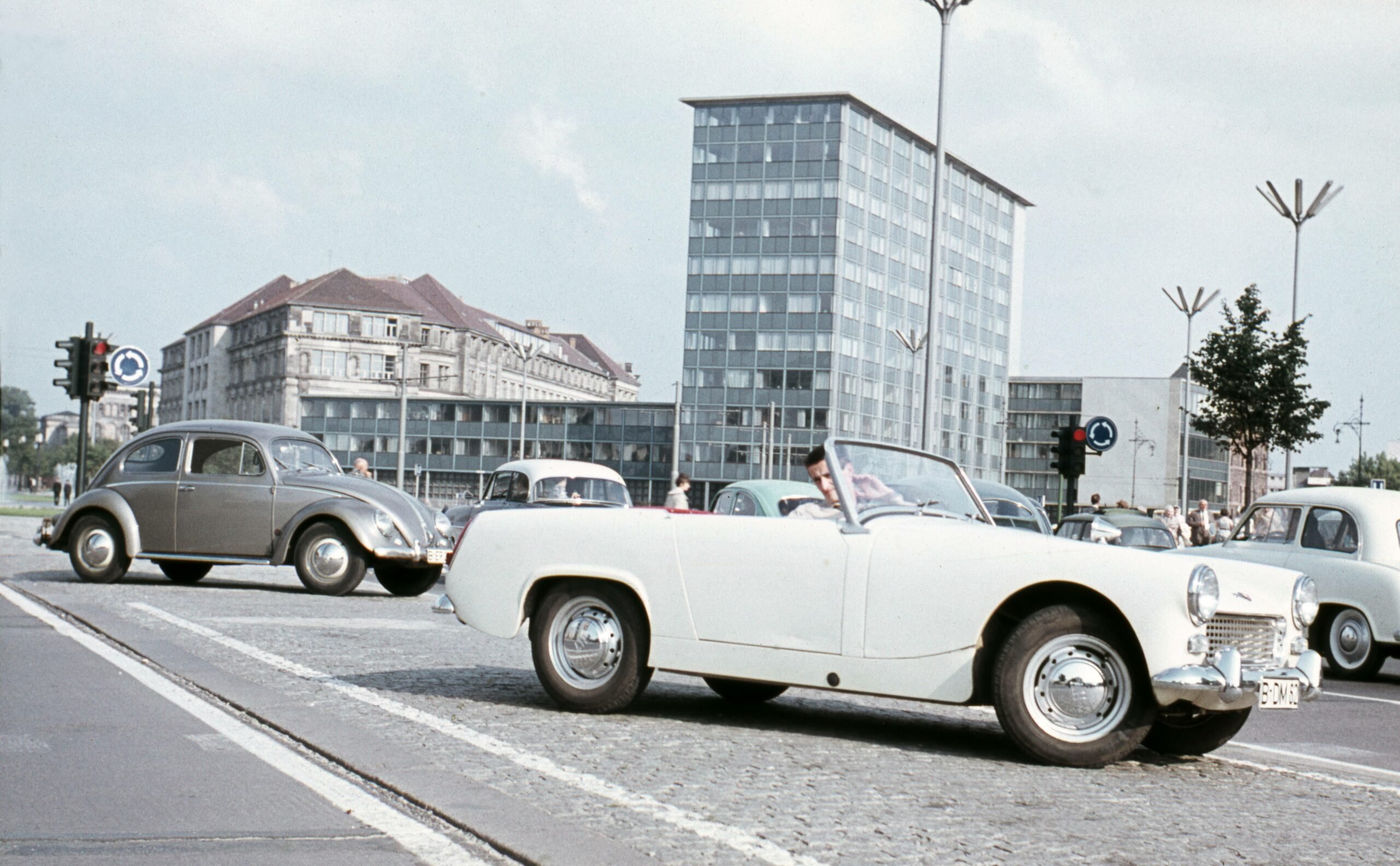 Ein flottes Cabriolet parkt in der City West, Sommer 1954. Foto: Imago/Gerhard Leber 