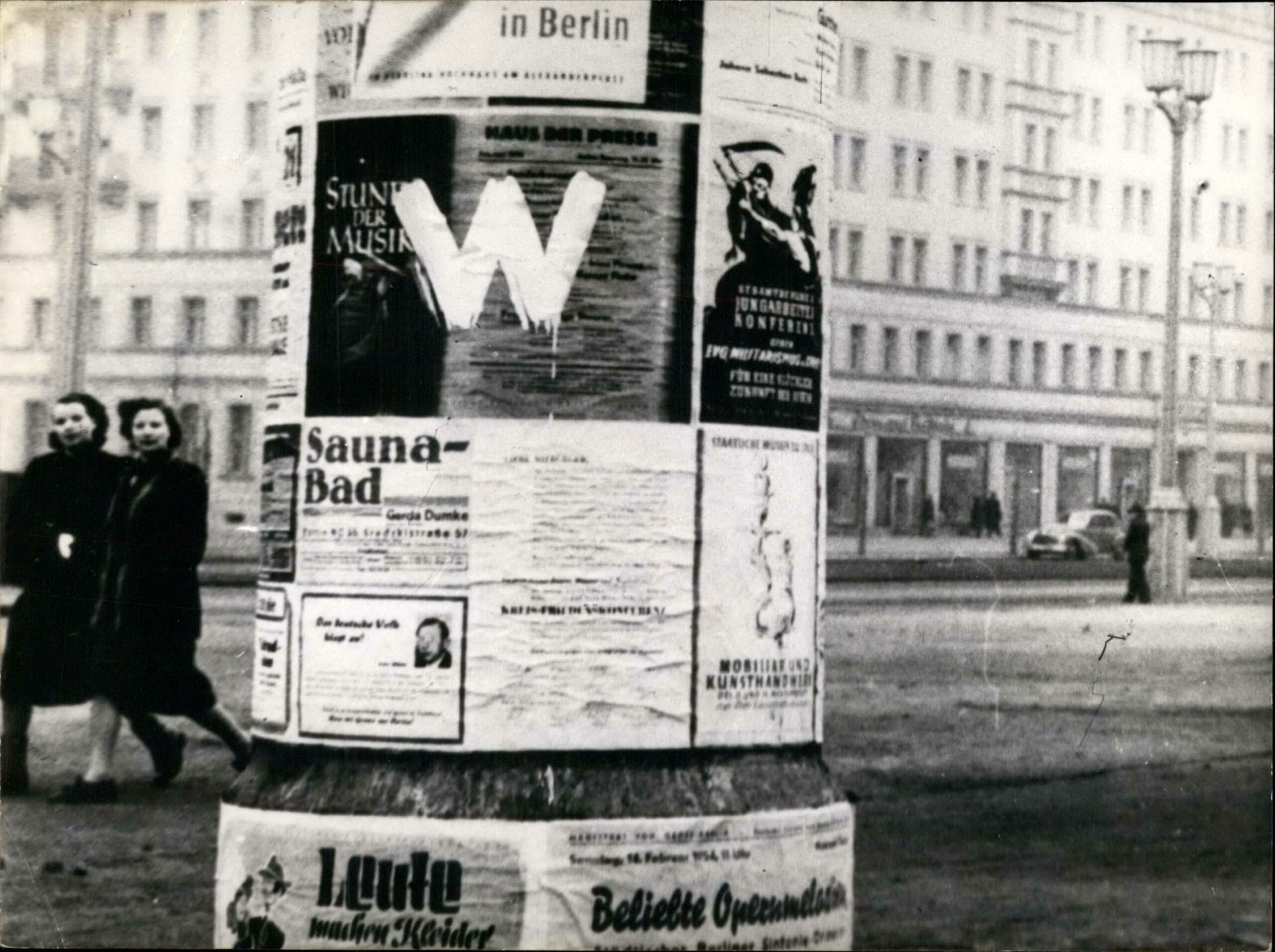 Berlin 1954: Das "W" als Zeichen für die Forderung nach freien Wahlen in der DDR, Mai 1954. Foto: Imago/Zuma/Keystone