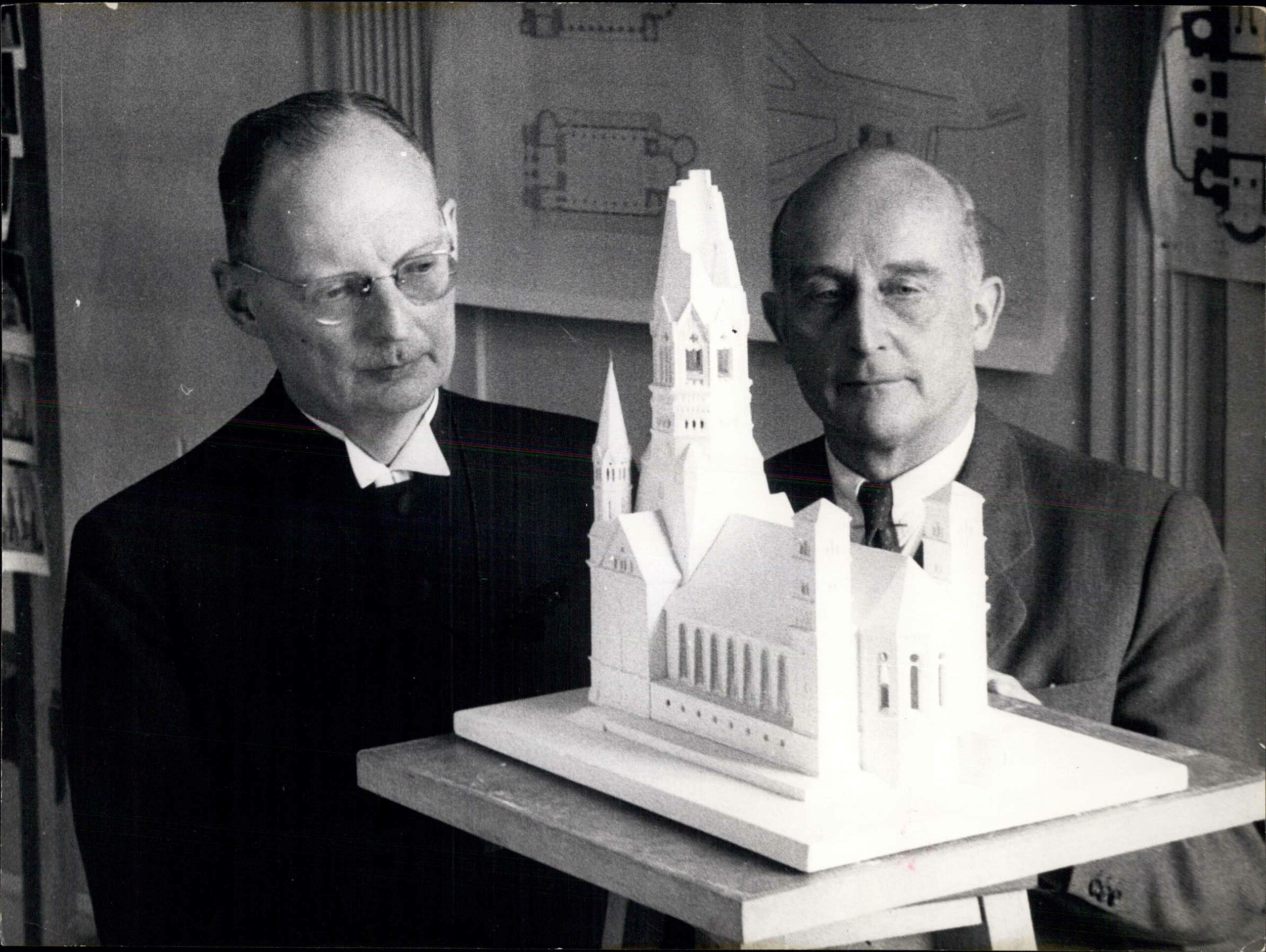 Das Modell der neuen Kirche, entworfen von Professor Werner March (rechts) und dem Bischof Gerhard Jacobi, März 1954. Foto: Imago/Zuma/Keystone