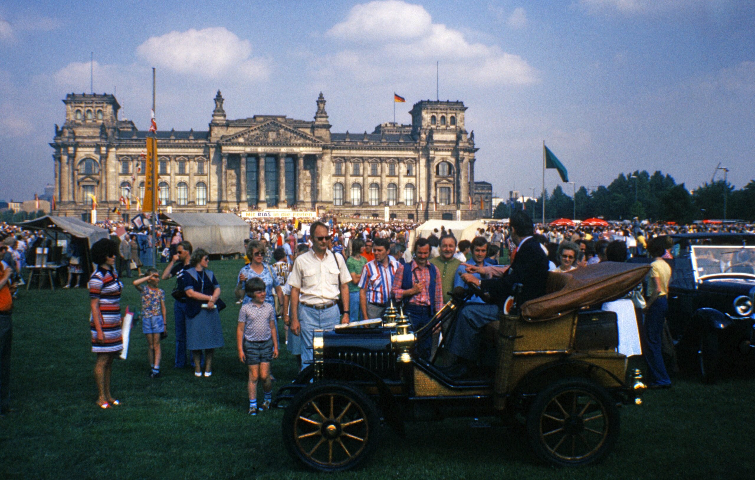 Fest vor dem Reichstag mit einem Oldtimer, Berlin 1974. Foto: Imago/Gerhard Leber