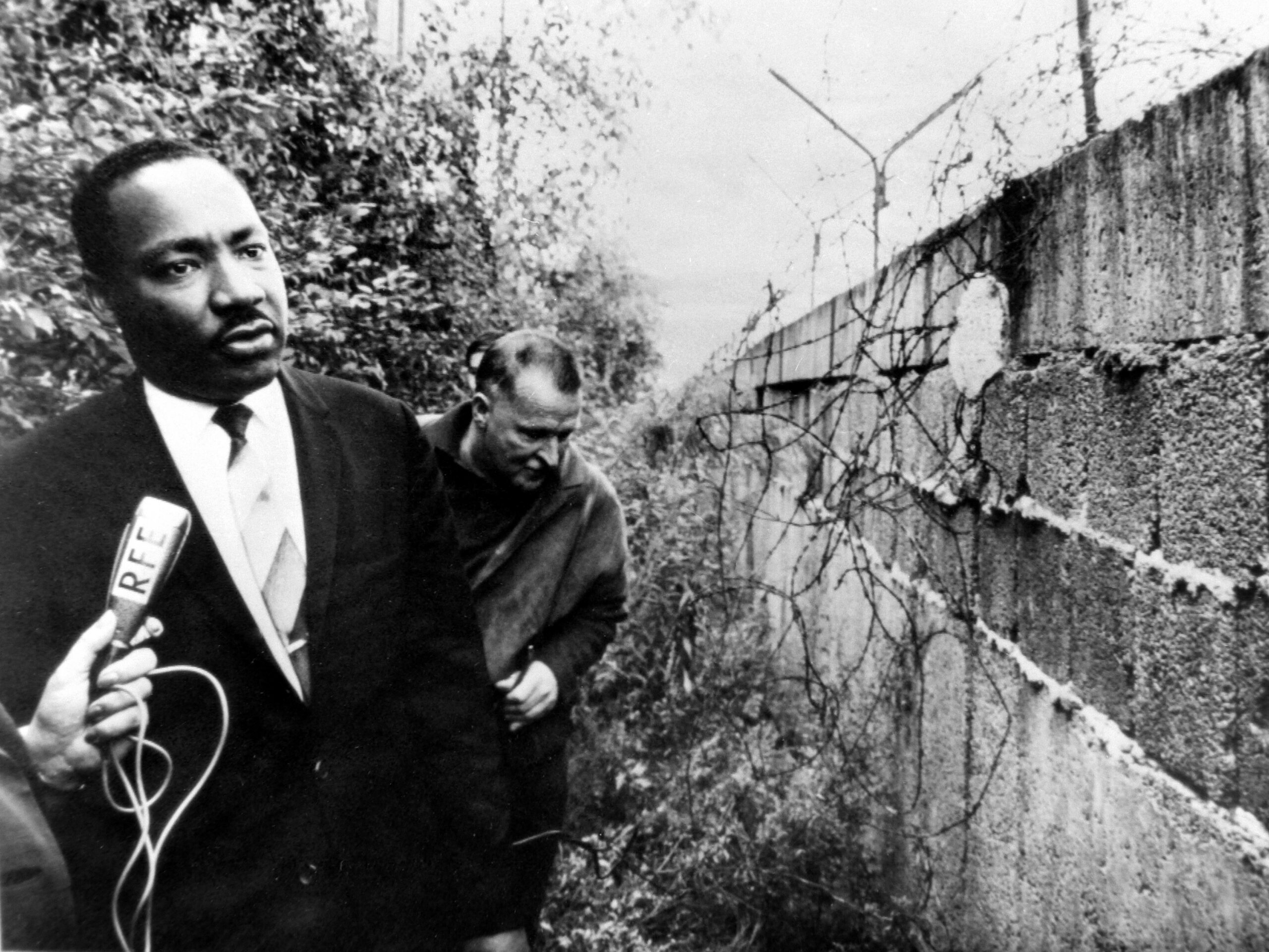 Berlin 1964: Martin Luther King an der Berliner Mauer. Foto: Imago/Topfoto/United Archives International